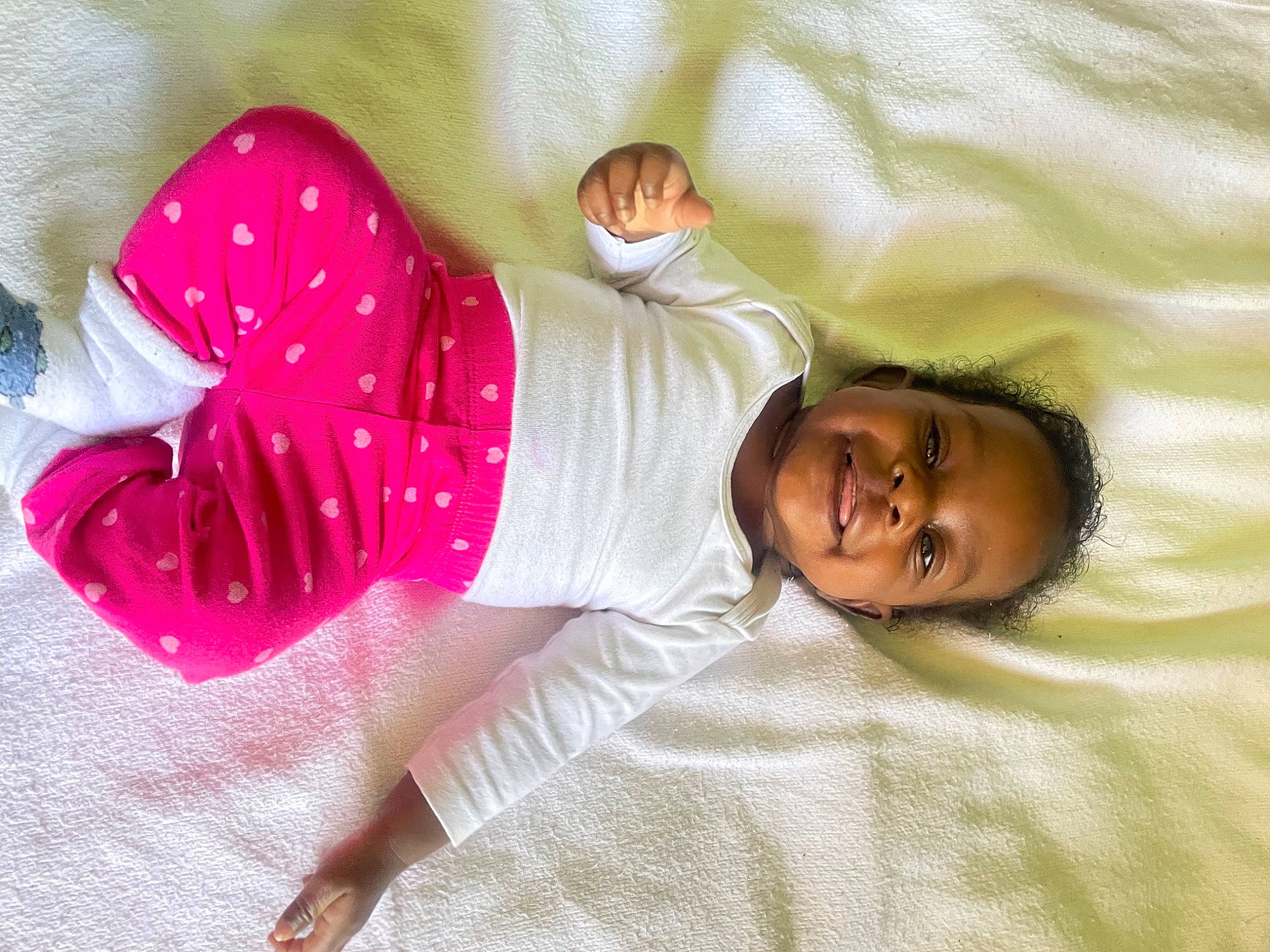 Alixia a rejoint le concours — aidez-le/la à gagner de superbes lots ! baby, baby_toddler_clothing, bed, bed_sheet, bedding, bedtime, child, comfort, fashion_accessory, happy, joy, linens, magenta, nap, person, petal, room, sleeve, smile, t_shirt