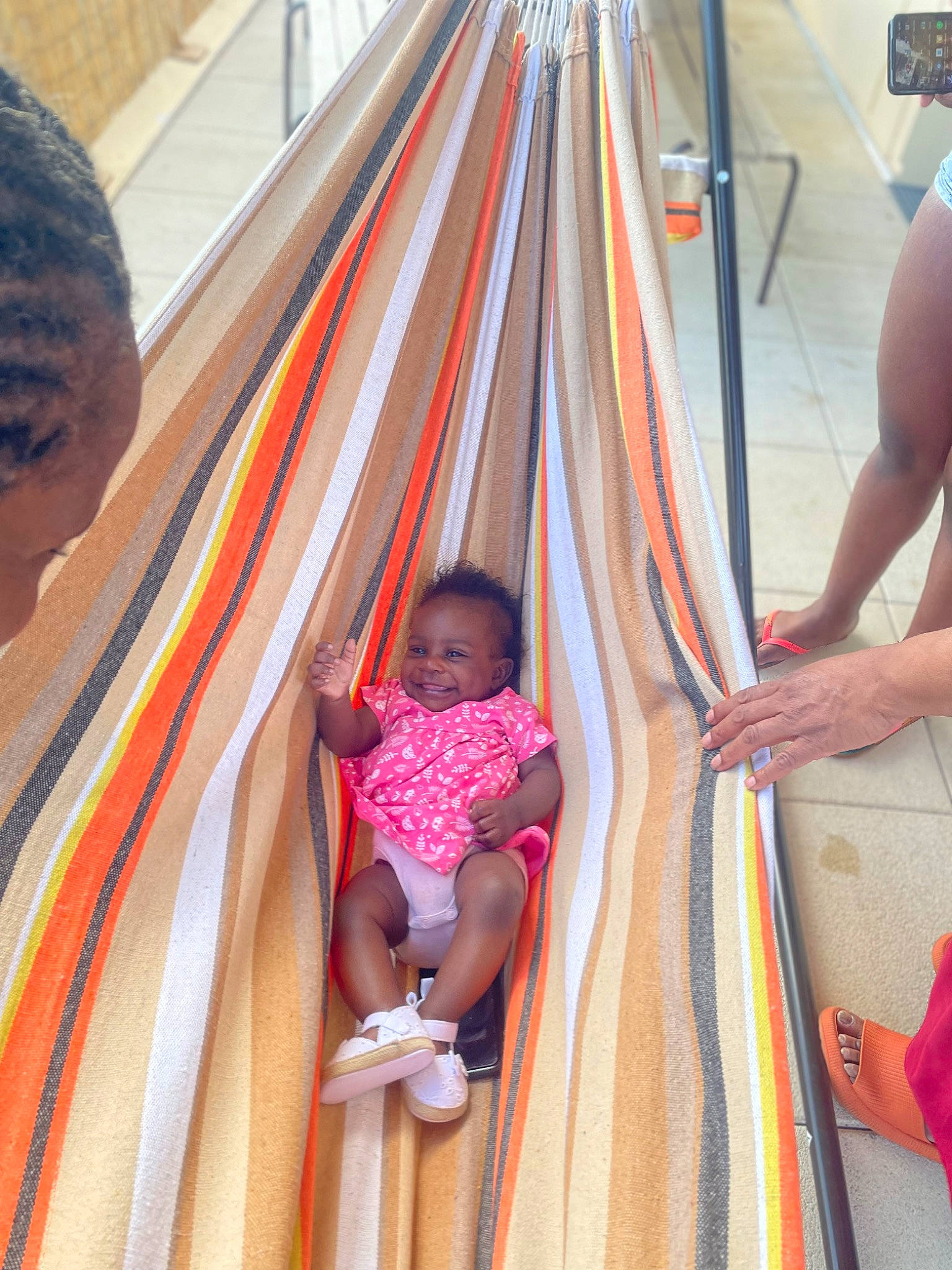 Alixia participe au concours pour gagner de l'argent avec cette photo : baby, child, comfort, event, foot, fun, hammock, human_leg, joint, joy, leisure, magenta, pattern, person, pink, product, recreation, skin, textile, thigh