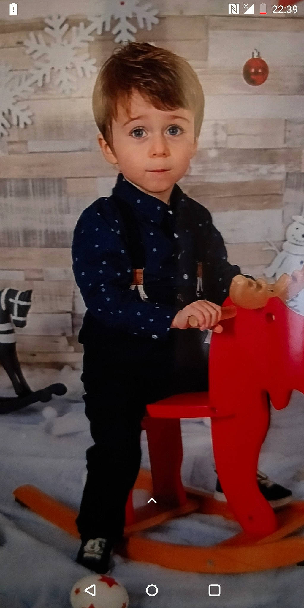 Ethan a rejoint le concours — aidez-le/la à gagner de superbes lots ! child, person, sitting, standing, surprise, toddler