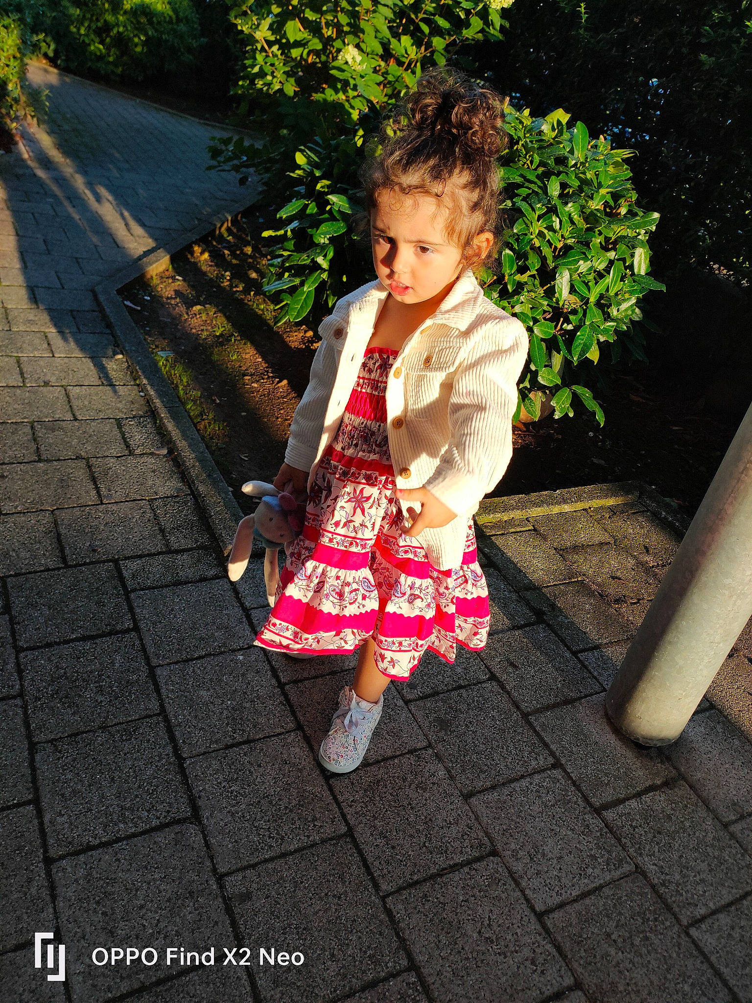Maïssa participe au concours pour gagner de l'argent avec cette photo : baby, child, dress, flooring, fun, gesture, grass, happy, human_leg, leisure, magenta, pattern, people_in_nature, person, plant, road_surface, sitting, spring, tints_and_shades, toddler