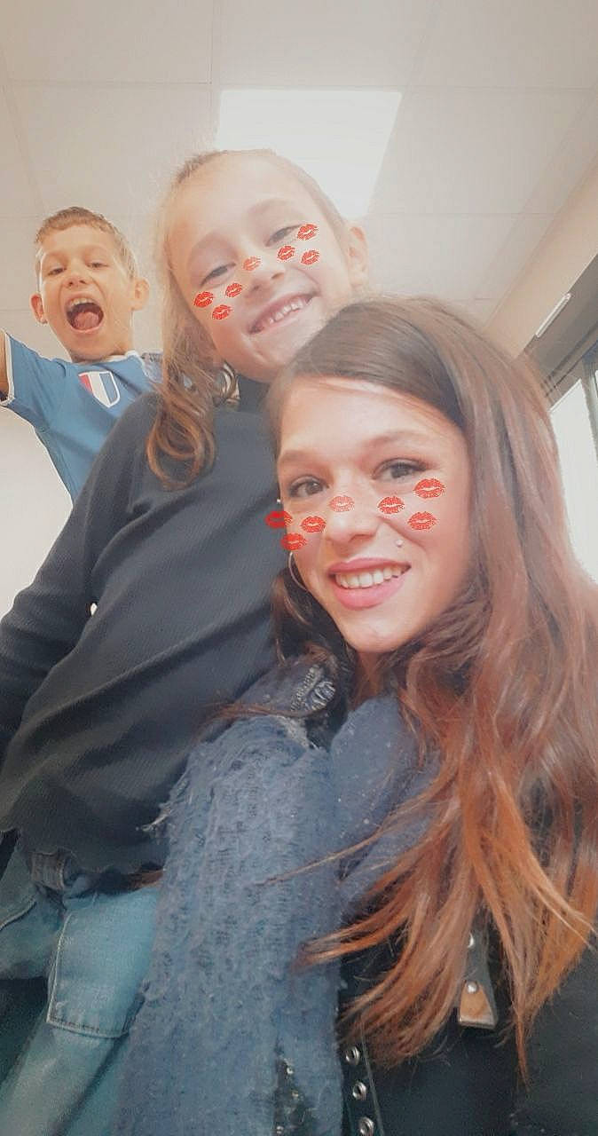 Kelia a rejoint le concours — aidez-le/la à gagner de superbes lots ! chin, eyebrow, eyewear, face, facial_expression, fashion_design, fun, gesture, happy, head, iris, jaw, joy, layered_hair, lip, mouth, outerwear, person, shoulder, skin