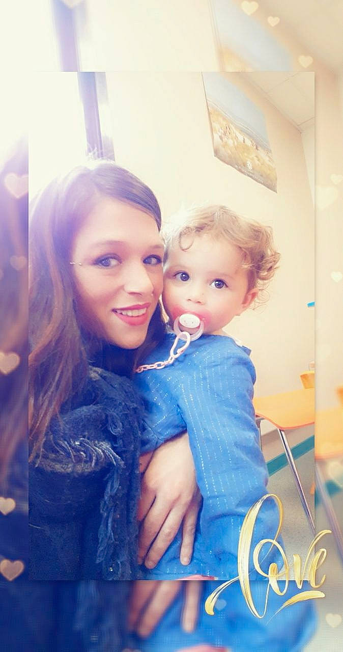 Kaëlys a rejoint le concours — aidez-le/la à gagner de superbes lots ! baby, baby_toddler_clothing, blond, child, eye, hair, happy, hug, interaction, iris, joy, long_hair, love, mouth, nose, paint, person, toddler