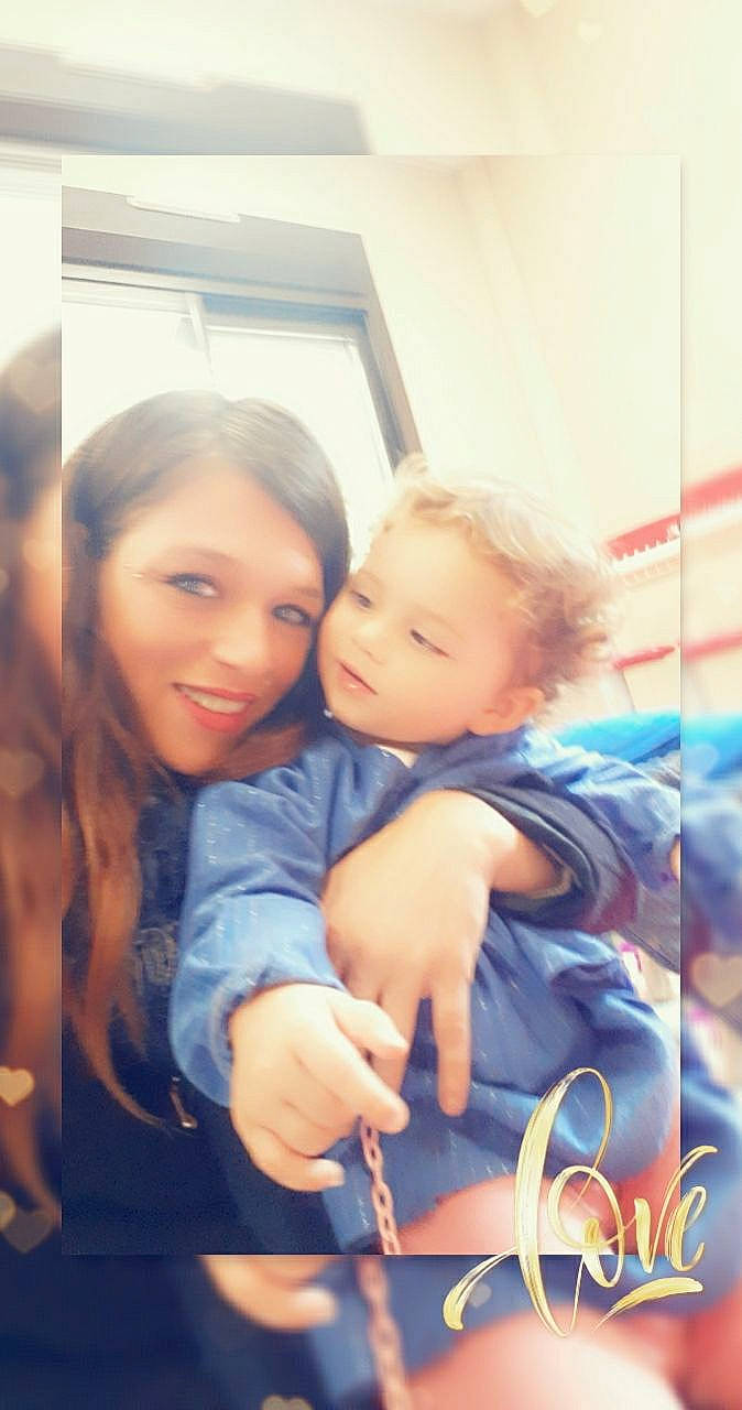 Kaëlys participe au concours pour gagner de l'argent avec cette photo : baby, blond, brown_hair, comfort, hair, hug, joy, kitchen_utensil, long_hair, love, person