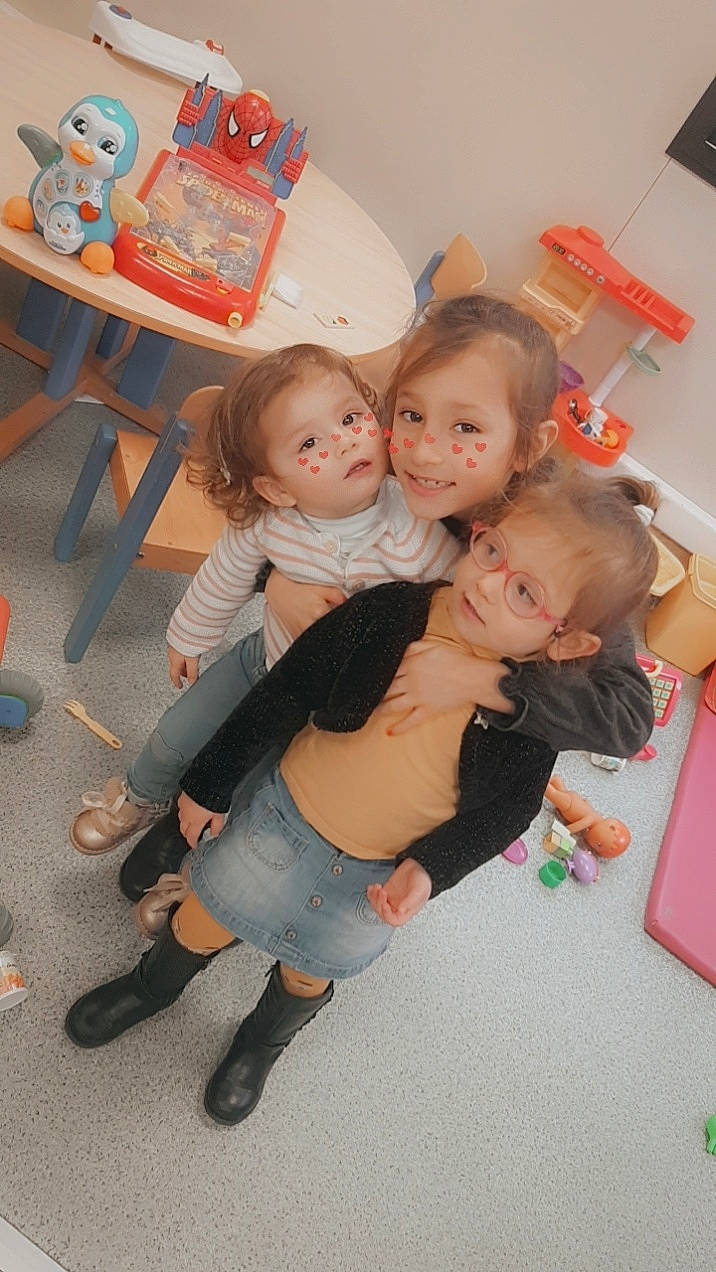 Kaëlys a rejoint le concours — aidez-le/la à gagner de superbes lots ! baby, chair, child, event, facial_expression, floor, flooring, foot, fun, happy, jeans, joy, lap, leg, leisure, person, skin, smile, sock, thigh