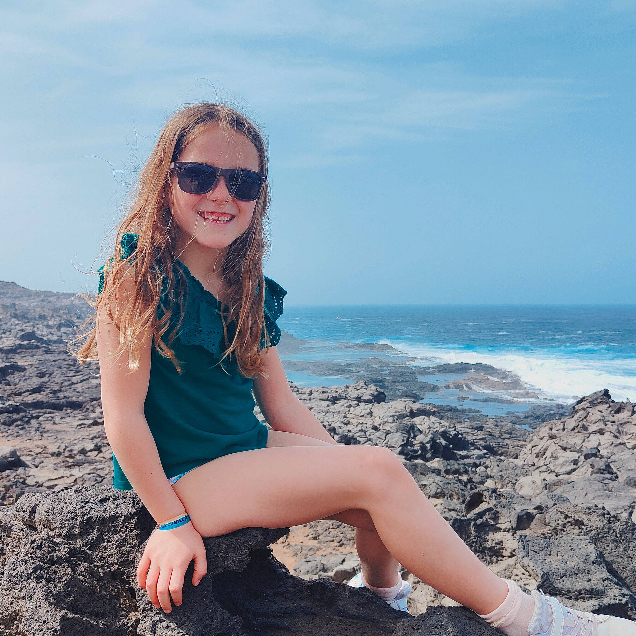 Calie participe au concours pour gagner de l'argent avec cette photo : azure, cloud, fashion, flash_photography, glasses, goggles, hair, hairstyle, happy, joy, leg, people_in_nature, person, shoe, shoulder, sky, sleeve, smile, street_fashion, sunglasses