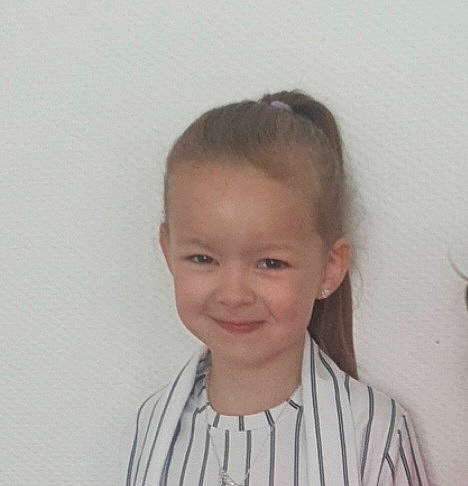 Maëlyss participe au concours pour gagner de l'argent avec cette photo : blond, cheek, child, chin, ear, eyebrow, eyelash, fashion_accessory, forehead, hairstyle, happy, iris, jaw, joy, neck, nose, person, shoulder, sleeve, smile