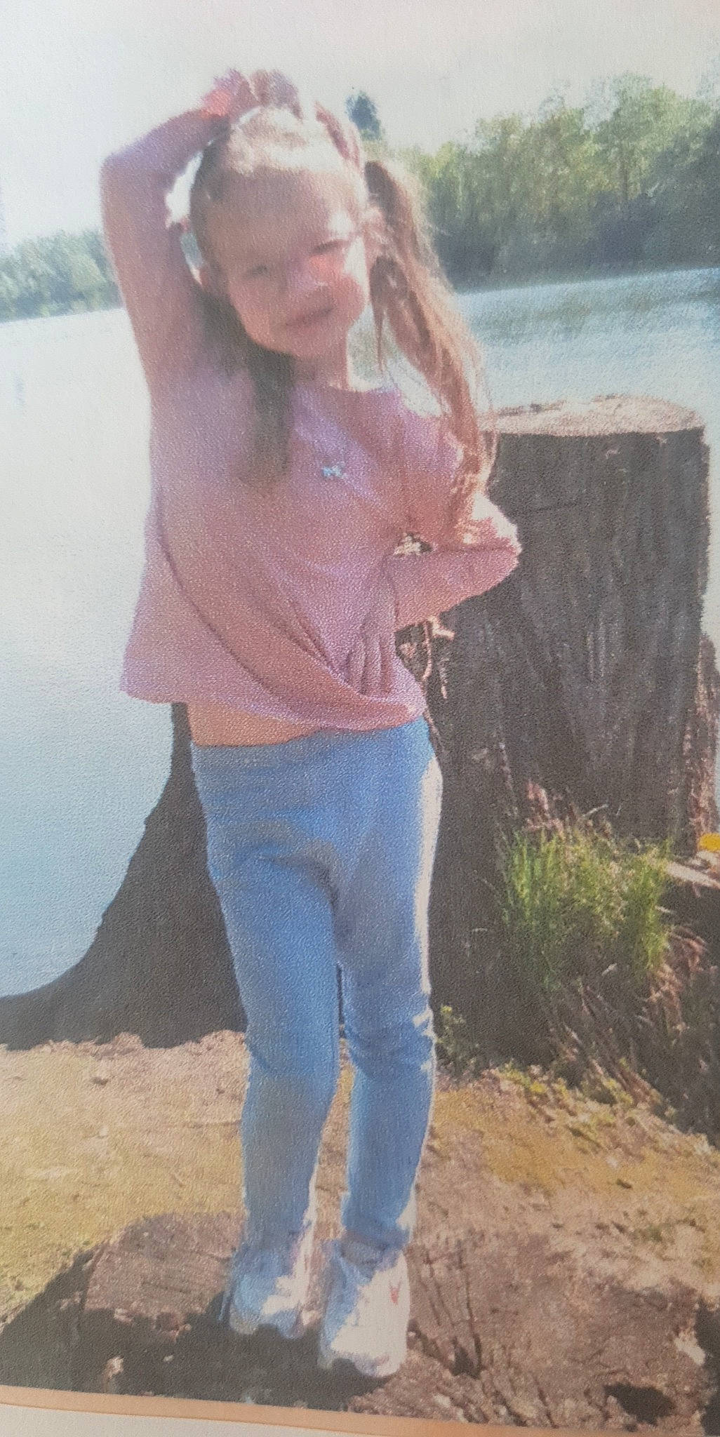 Maëlyss a rejoint le concours — aidez-le/la à gagner de superbes lots ! beauty, blond, denim, electric_blue, eyewear, fun, gesture, grass, hairstyle, happy, human_leg, leisure, long_hair, people_in_nature, person, plant, sleeve, sunglasses, thigh, trunk