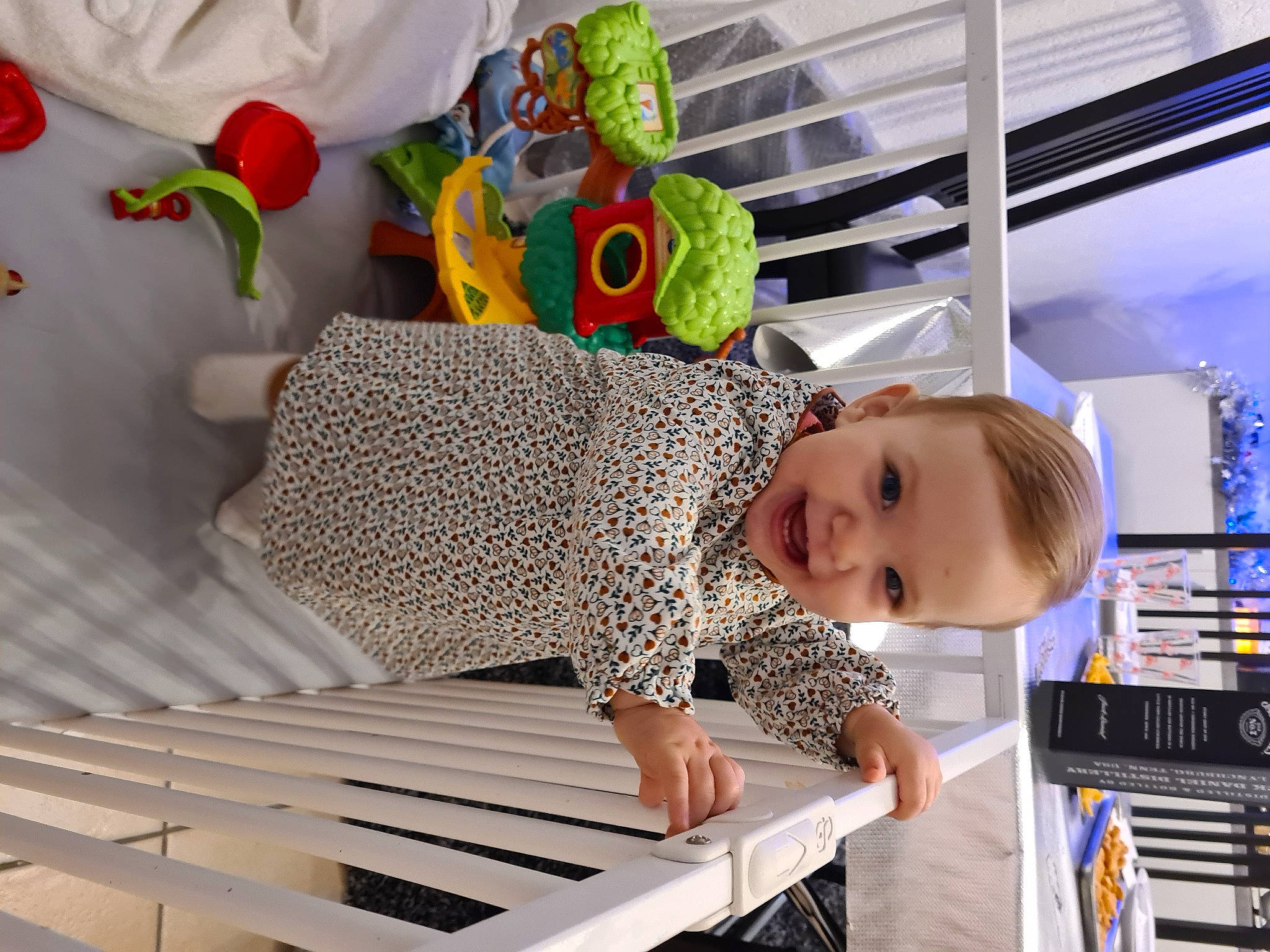 Yséa participe au concours pour gagner de l'argent avec cette photo : baby, baby_products, baby_safety, baby_toddler_clothing, child, comfort, fun, hat, leisure, pattern, person, room, shelf, toddler, toy, vacation, white