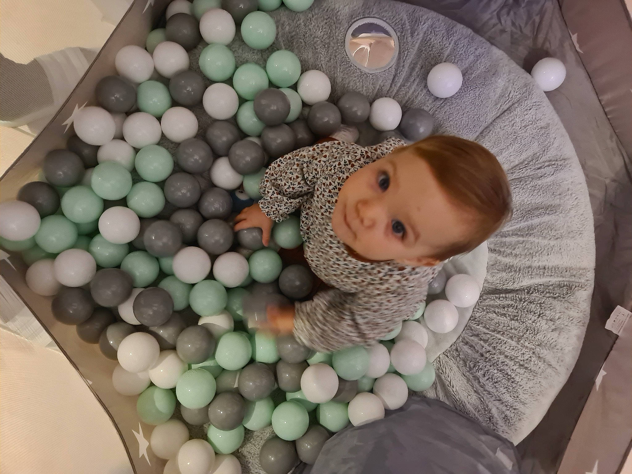 Yséa participe au concours pour gagner de l'argent avec cette photo : baby, baby_products, baby_safety, baby_sleeping, baby_toddler_clothing, baby_toys, ball_pit, bedding, blanket, child, circle, comfort, infant_bed, linens, pattern, person, room, sleeve, toddler