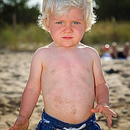 Aubin participe au concours pour gagner de l'argent avec cette photo : toddler, child, beach, sand, swim_trunks, blond_hair, blue_eyes, summer, outdoor, sunlight, bare_chest, hands, playing, portrait, person, vacation, nature, casual, young, fun