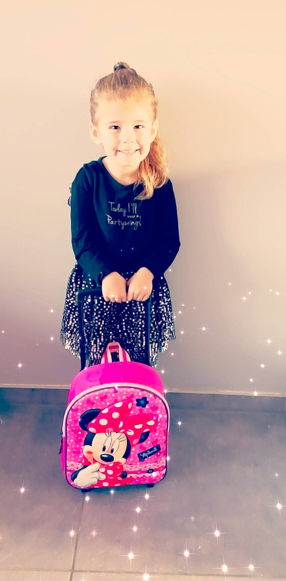 Angela a rejoint le concours — aidez-le/la à gagner de superbes lots ! bag, child, fun, happy, joy, luggage_and_bags, person, pink, play, sitting, smile, toddler
