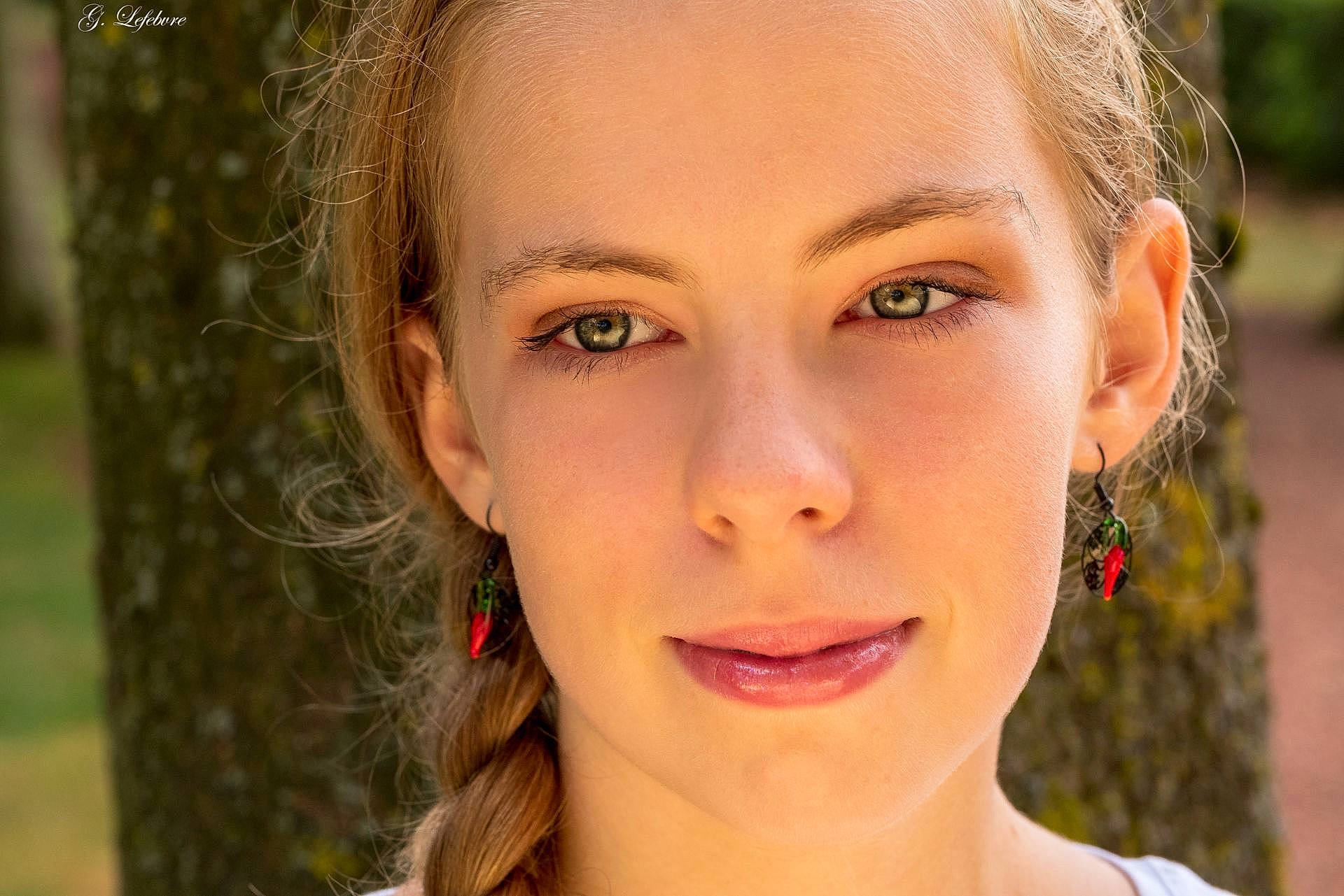 Marie participe au concours pour gagner de l'argent avec cette photo : beauty, black_hair, blond, brown_hair, cheek, chin, close_up, eye, eyebrow, face, forehead, girl, hairstyle, human_hair_color, lip, long_hair, nose, person, portrait_photography, skin