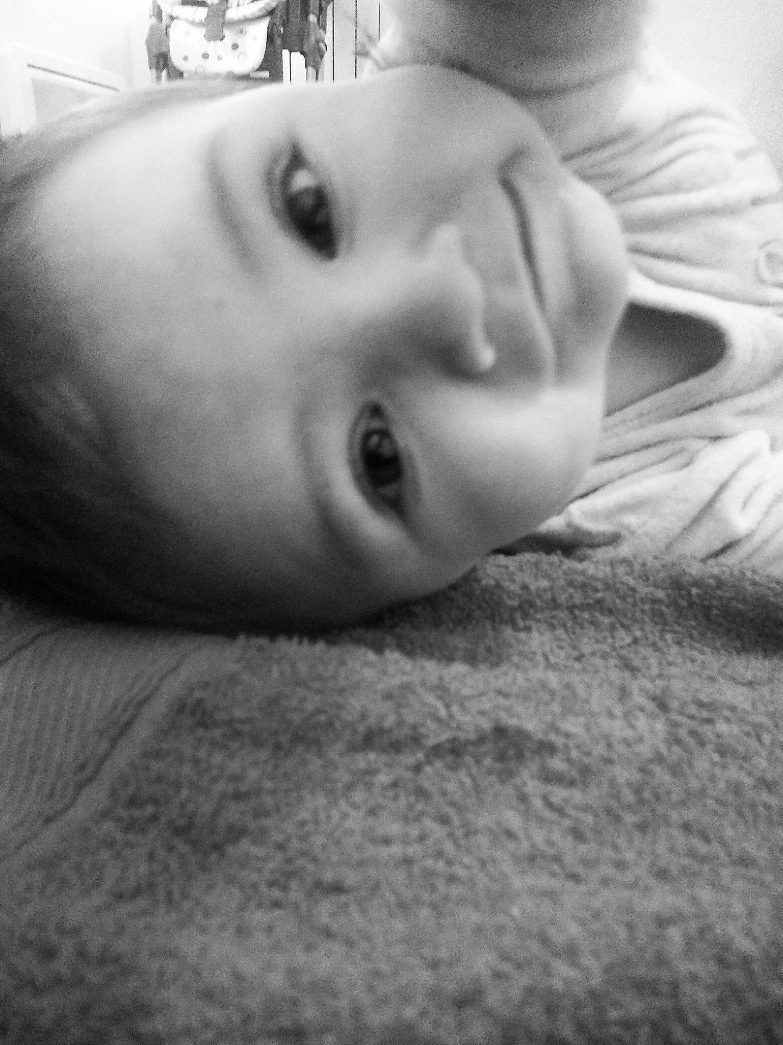 Aïden participe au concours pour gagner de l'argent avec cette photo : black, black_and_white, chin, cloud, comfort, eye, eyebrow, eyelash, forehead, hairstyle, iris, jaw, lip, mouth, neck, nose, organ, person, skin, style