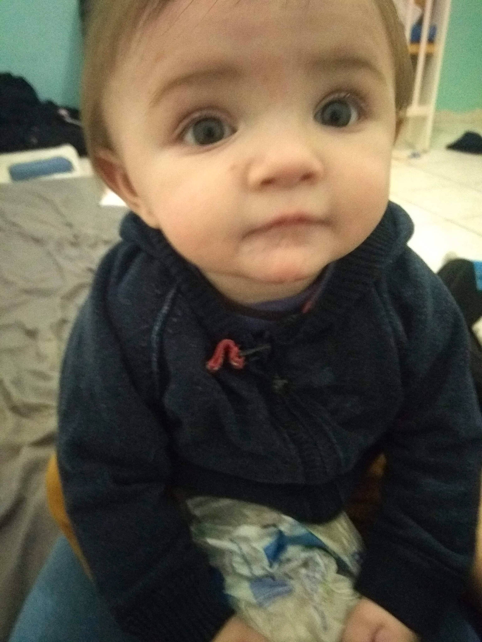 Aïden a rejoint le concours — aidez-le/la à gagner de superbes lots ! baby, baby_toddler_clothing, cheek, child, chin, comfort, eyebrow, eyelash, fun, happy, iris, lip, nose, pattern, person, sitting, skin, sleeve, smile, t_shirt