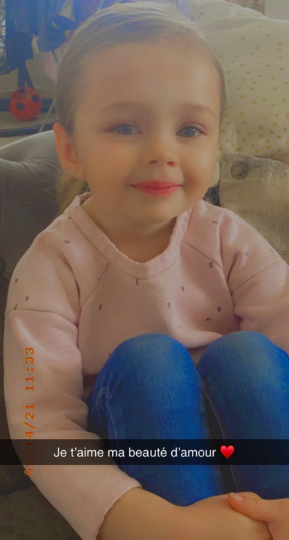 Charlie participe au concours pour gagner de l'argent avec cette photo : arm, baby, baby_toddler_clothing, blond, cheek, finger, forehead, fun, happy, human_body, iris, joy, lip, mouth, muscle, neck, nose, person, skin, smile