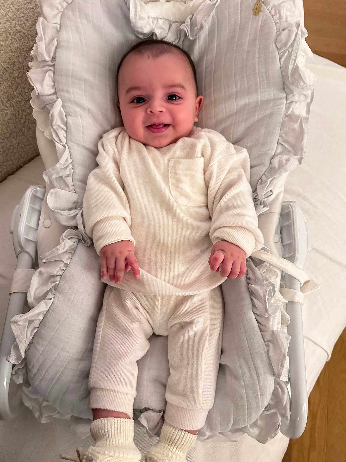 Ethan participe au concours pour gagner de l'argent avec cette photo : baby, infant, smiling, face, clothing, pillow, cushion, white, soft, bed, sleeping_bed, child, person, happy, cute, indoors, apparel, young, newborn, cozy