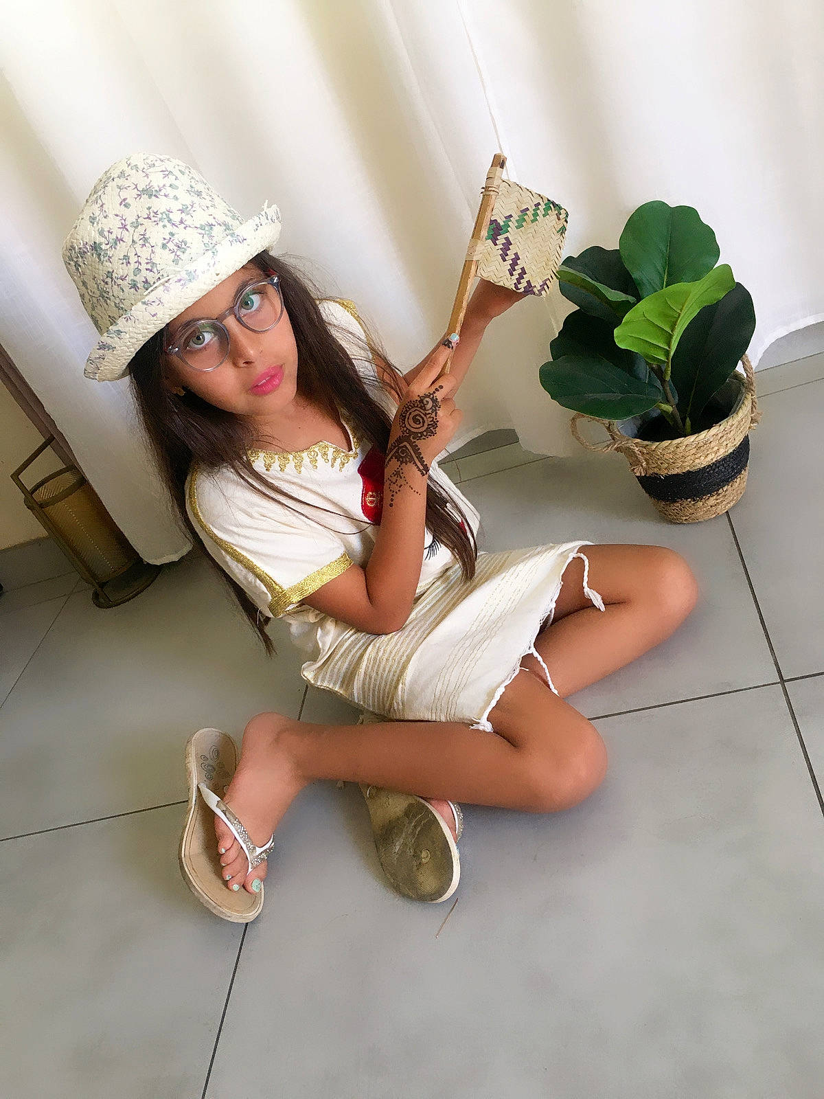 Donia a rejoint le concours — aidez-le/la à gagner de superbes lots ! cap, eyewear, fashion, fashion_design, flash_photography, flooring, foot, happy, hat, headgear, headpiece, headwear, human_leg, joint, knee, leg, person, sandal, shoe, sneakers