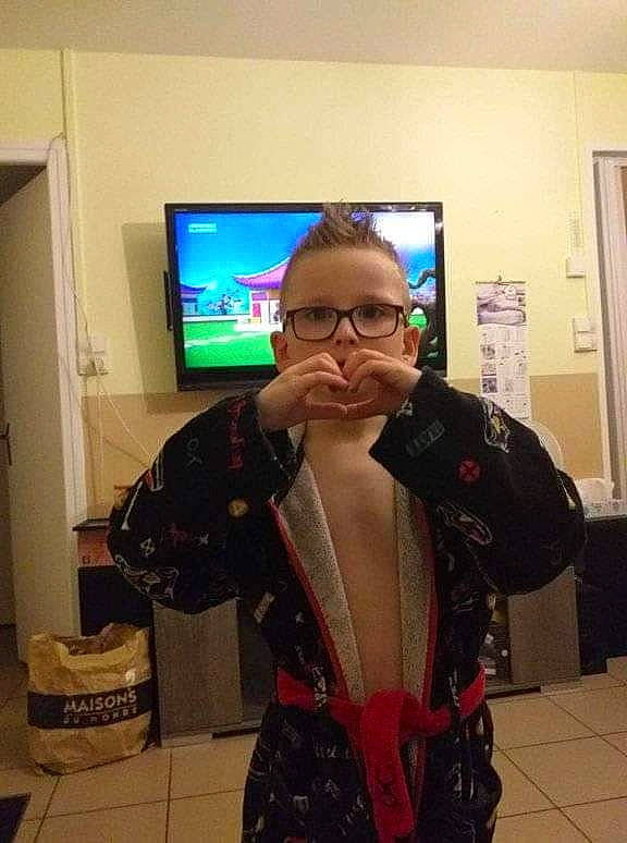 Lorenzo a rejoint le concours — aidez-le/la à gagner de superbes lots ! chest, display_device, event, eyewear, facial_hair, fashion_design, fun, fur, glasses, glove, happy, outerwear, person, personal_protective_equipment, picture_frame, selfie, sleeve, television, television_set, trunk