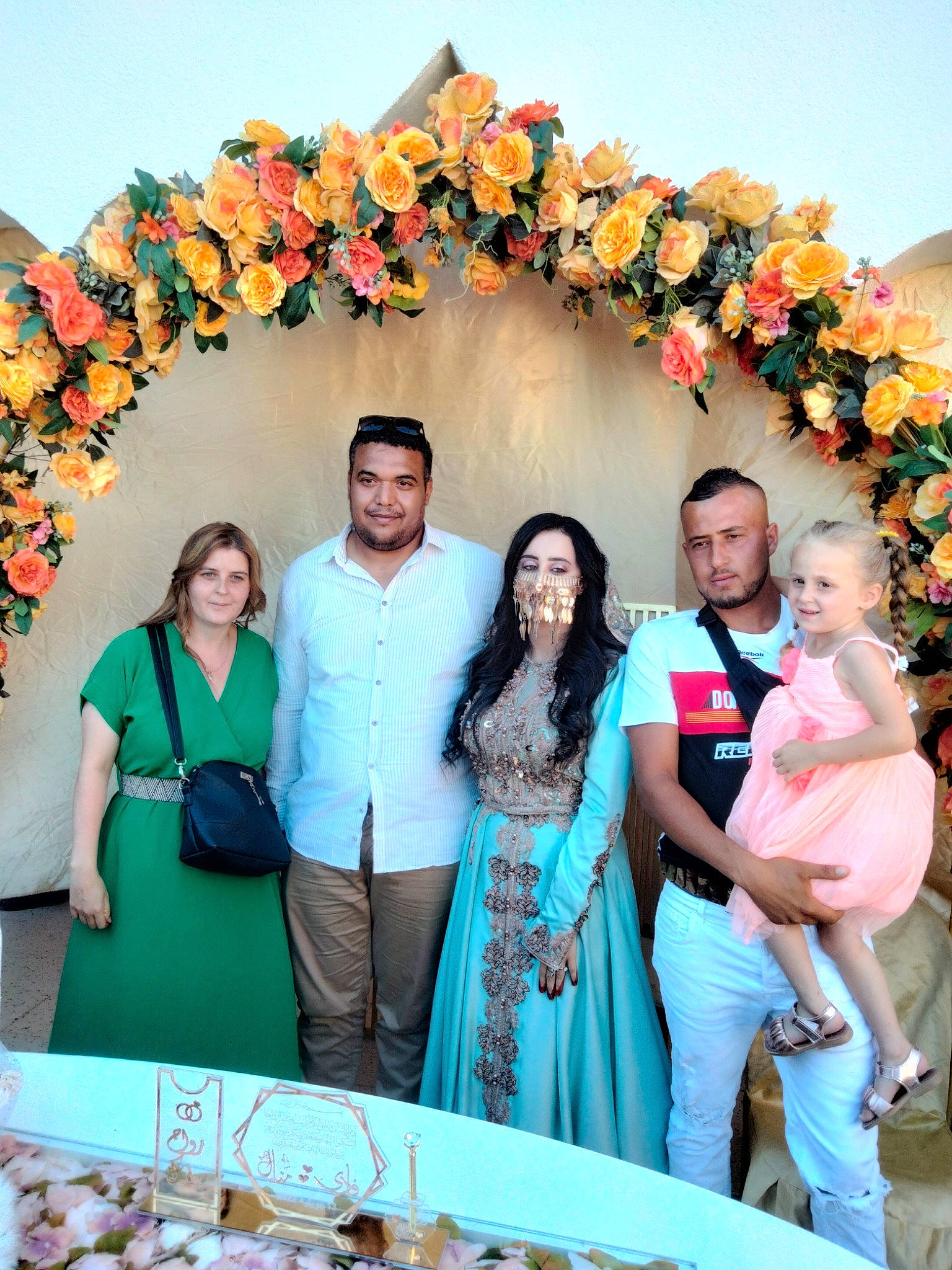 Siheme a rejoint le concours — aidez-le/la à gagner de superbes lots ! blue, community, decoration, event, floral_design, flower, flower_arranging, fun, green, happy, joy, leisure, orange, person, photograph, red, sky, smile, social_group, table