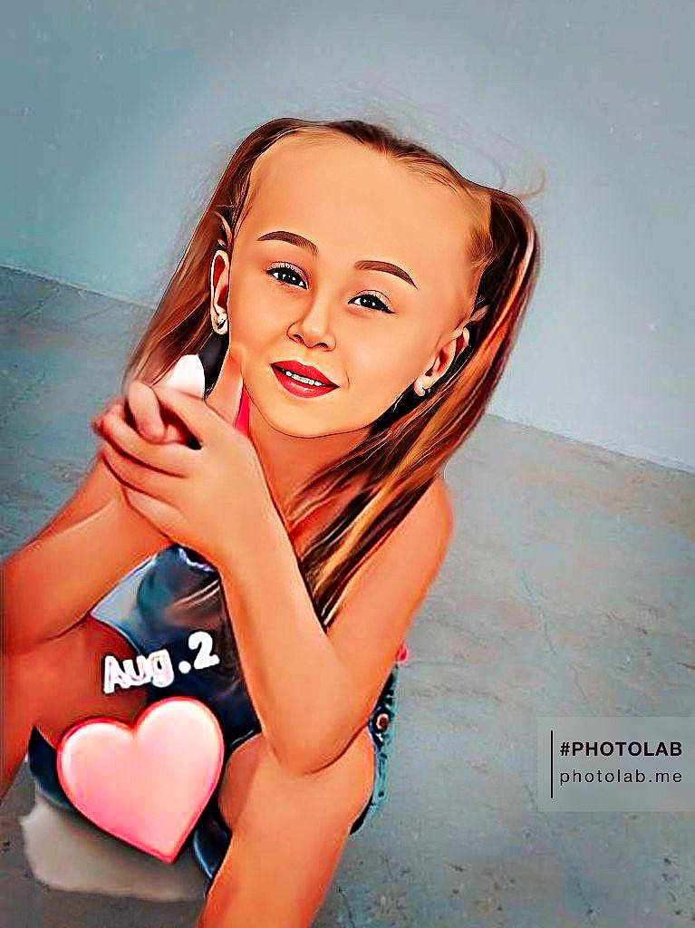 Siheme a rejoint le concours — aidez-le/la à gagner de superbes lots ! art, black_hair, brown_hair, eyelash, flash_photography, foot, fun, gesture, happy, human_leg, illustration, lip, lipstick, long_hair, magenta, nail, person, sitting, smile, thigh