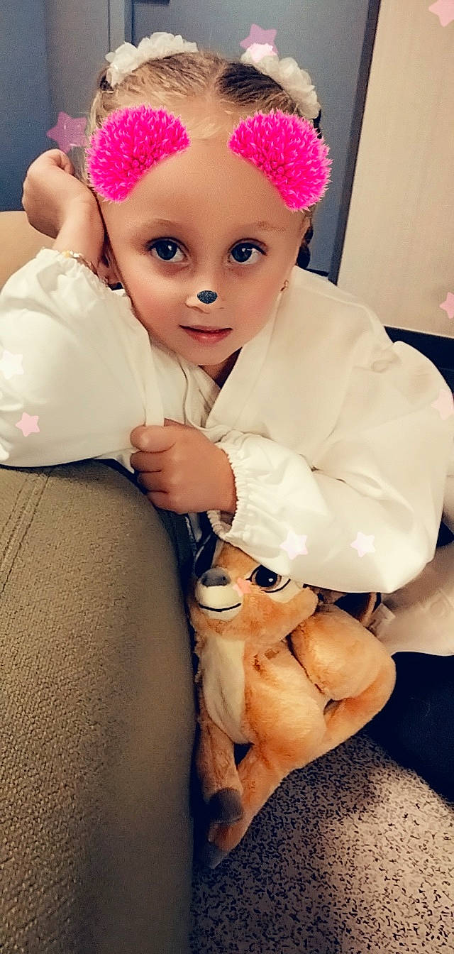 Siheme a rejoint le concours — aidez-le/la à gagner de superbes lots ! arm, cap, cool, costume_hat, face, finger, gesture, glove, hair, happy, head, headpiece, human_body, lip, person, pink, skin, smile, thumb, tie