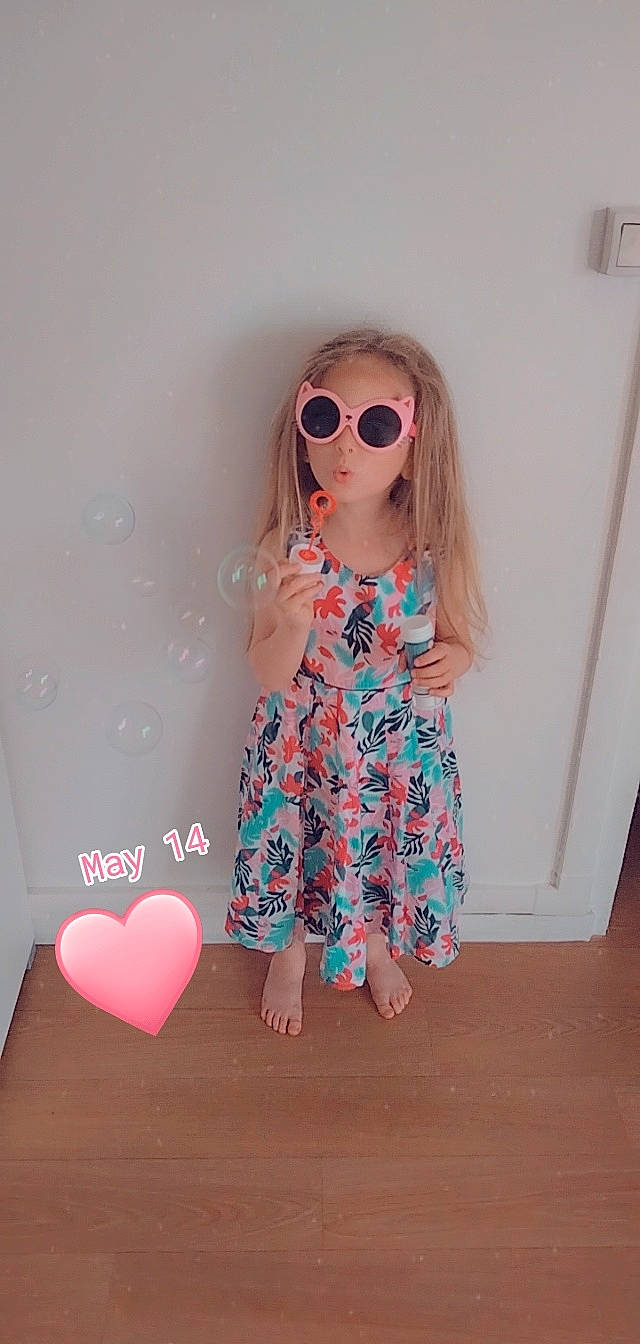 Siheme participe au concours pour gagner de l'argent avec cette photo : clothing, dress, eye, eyewear, goggles, hair, hairstyle, human_body, neck, outerwear, person, pink, shoulder, skin, sleeve, street_fashion, sunglasses, t_shirt, textile, vision_care