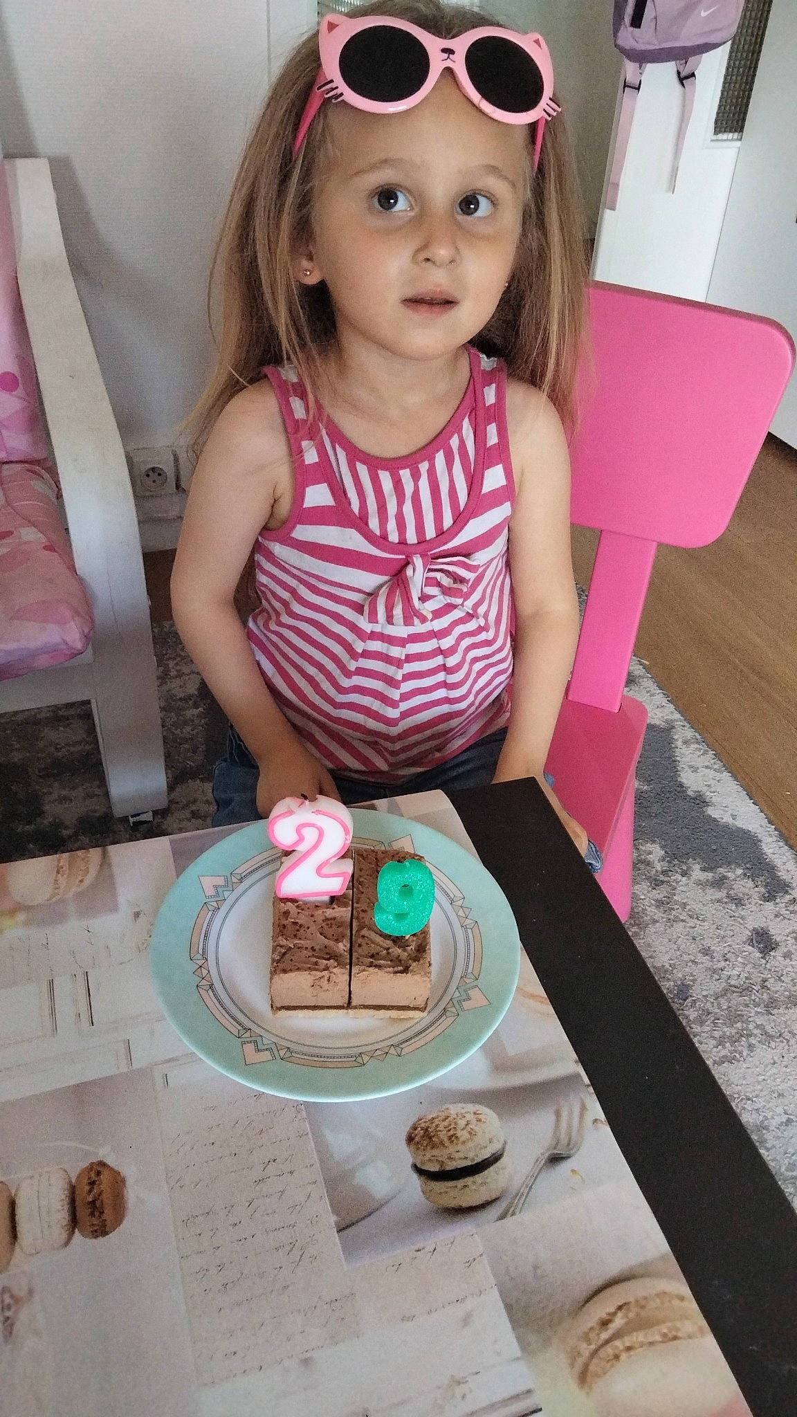 Siheme a rejoint le concours — aidez-le/la à gagner de superbes lots ! baked_goods, birthday_cake, birthday_candle, buttercream, cake, cake_decorating, cake_decorating_supply, chair, cuisine, dress, face, food, furniture, headwear, ingredient, person, pink, plate, sugar_paste, surprise