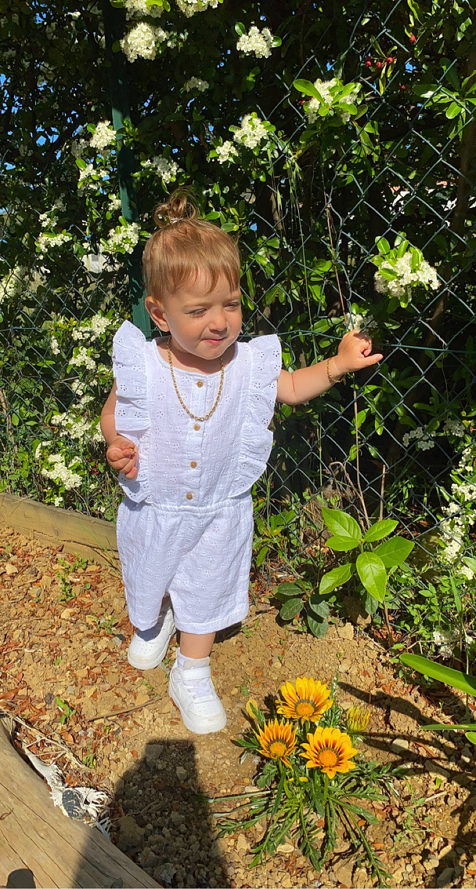 Melya a rejoint le concours — aidez-le/la à gagner de superbes lots ! adaptation, baby_toddler_clothing, botany, child, flower, grass, groundcover, happy, landscape, leaf, natural_environment, nature, people_in_nature, person, petal, plant, summer, terrestrial_plant, toddler, tree