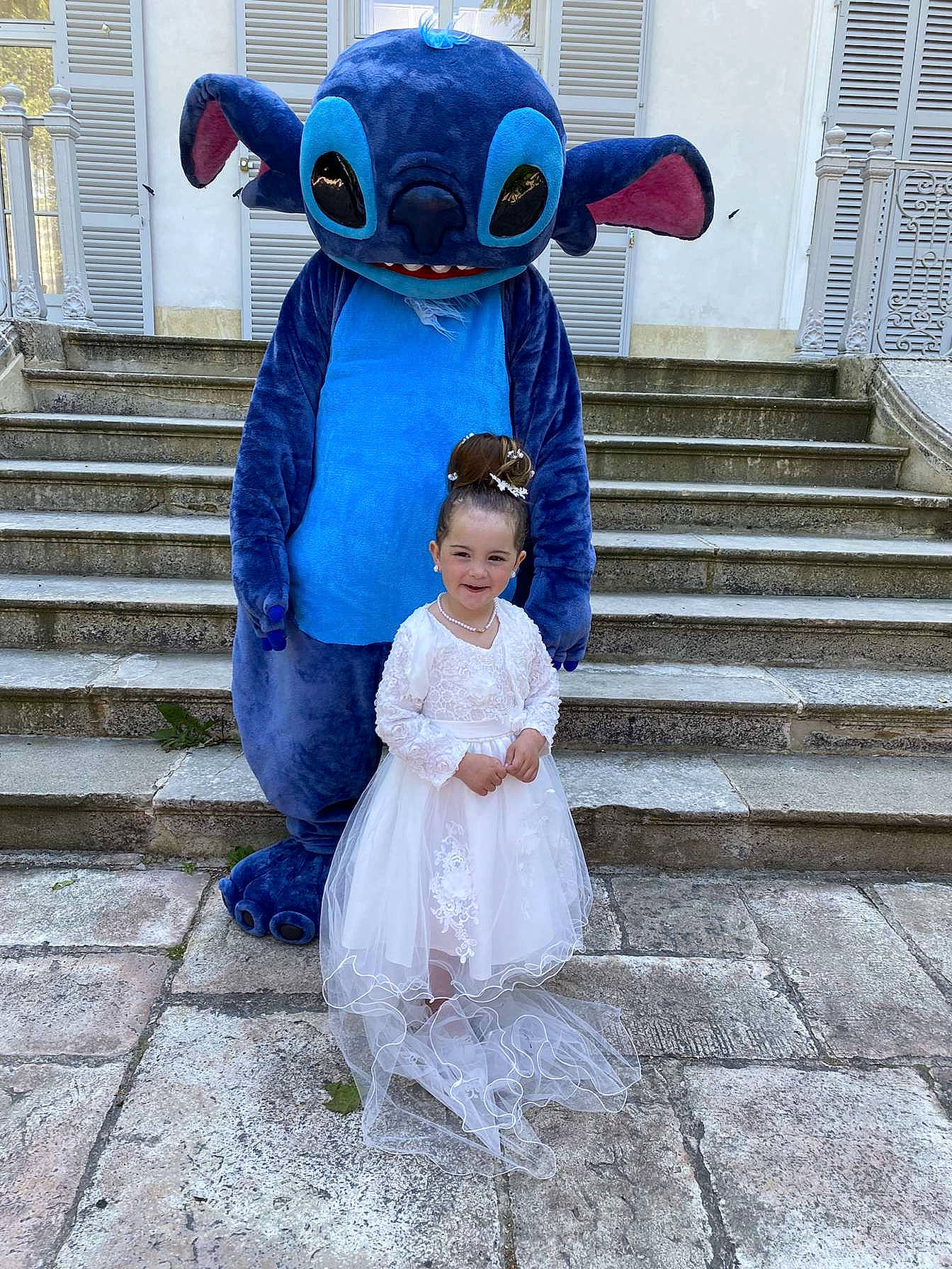 Maylie participe au concours pour gagner de l'argent avec cette photo : baby_toddler_clothing, blue, child, costume, dress, electric_blue, event, fun, fur, happy, joy, mascot, person, purple, sandal, smile, stairs, toddler, window