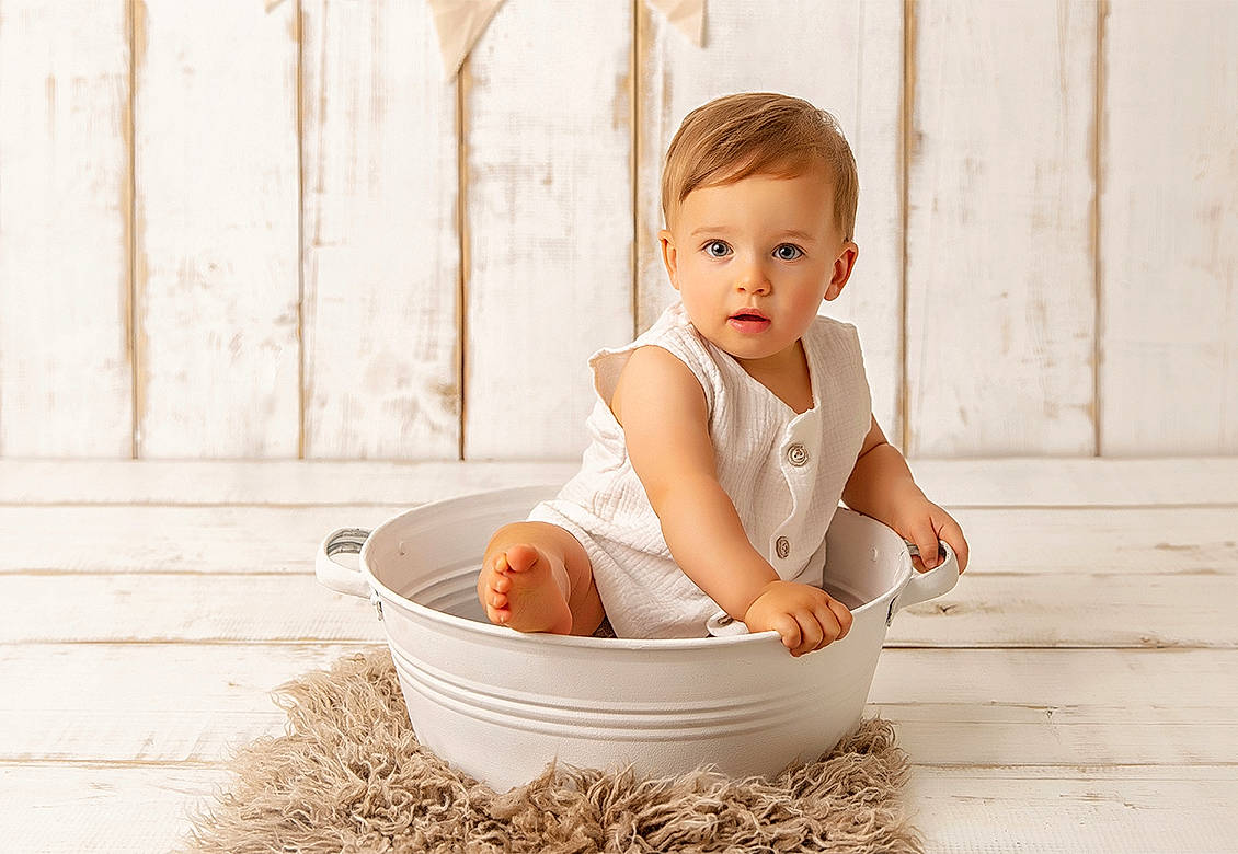 Sacha a rejoint le concours — aidez-le/la à gagner de superbes lots ! baby, baby_toddler_clothing, cheek, child, elbow, face, flash_photography, floor, flooring, foot, grass, happy, human_leg, leisure, people_in_nature, person, sitting, skin, sleeve, toddler