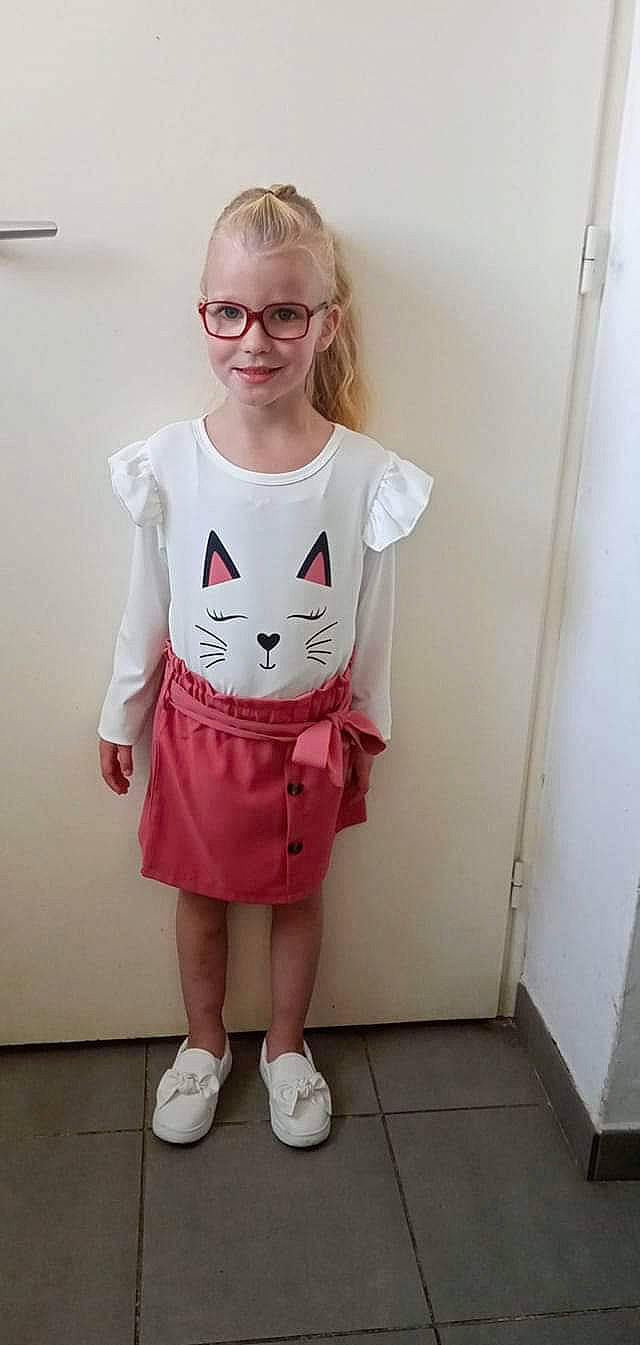Celia participe au concours pour gagner de l'argent avec cette photo : baby_toddler_clothing, day_dress, eyewear, fashion_design, happy, human_leg, joy, knee, magenta, neck, one_piece_garment, pattern, person, pink, shorts, shoulder, sleeve, smile, t_shirt, textile