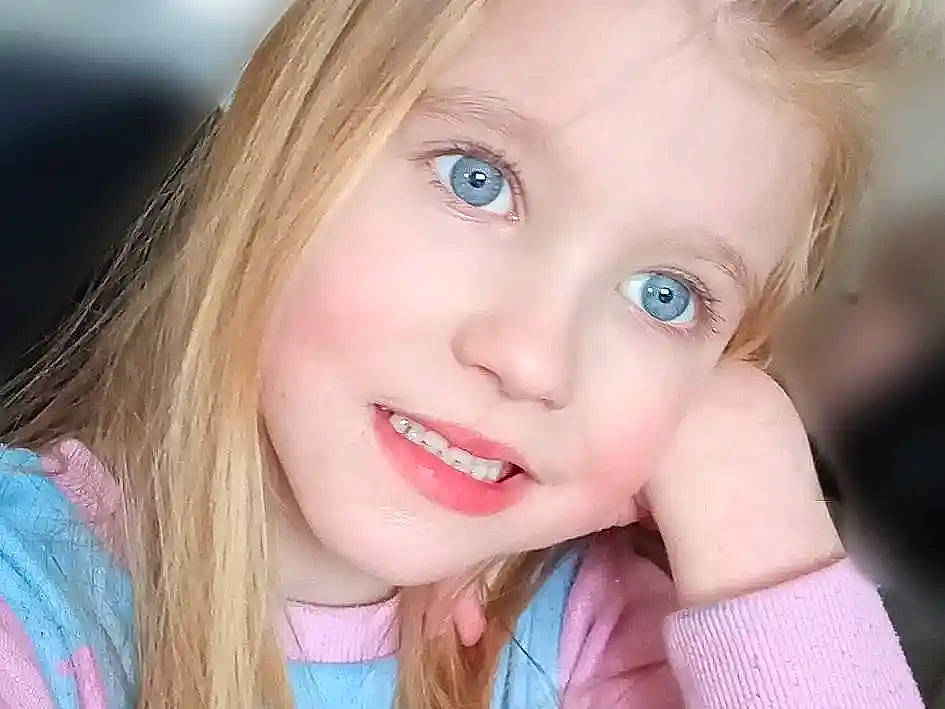 Celia participe au concours pour gagner de l'argent avec cette photo : cheek, chin, ear, eyebrow, eyelash, facial_expression, flash_photography, forehead, hair, hairstyle, happy, iris, jaw, joy, lip, mouth, nose, organ, person, skin