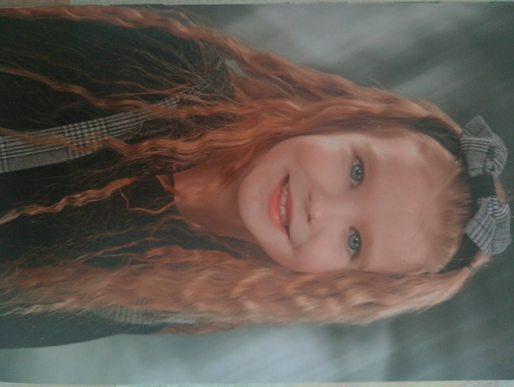 Celia a rejoint le concours — aidez-le/la à gagner de superbes lots ! blond, brown_hair, cloud, eye, eyebrow, eyelash, flash_photography, happy, human_body, iris, joy, lip, long_hair, nose, person, skin, sky, smile, tints_and_shades, tree