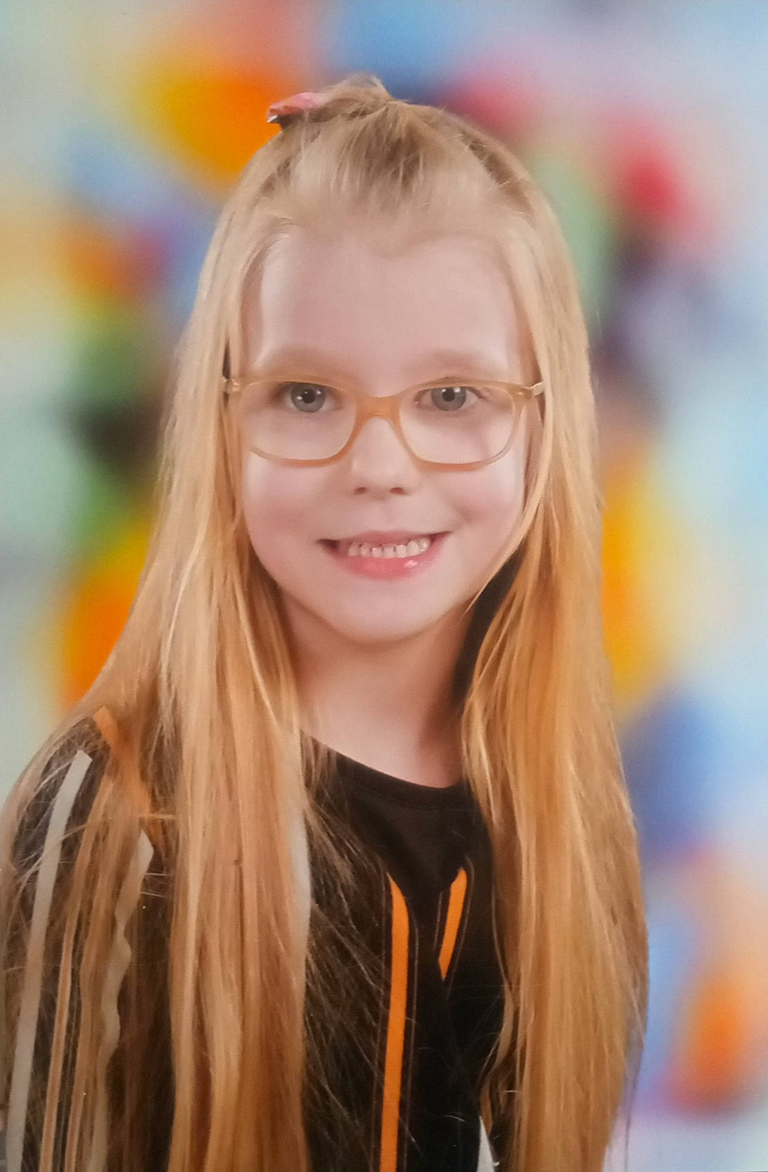 Celia a rejoint le concours — aidez-le/la à gagner de superbes lots ! blond, brown_hair, cheek, child, electric_blue, event, eyebrow, eyewear, flash_photography, fun, hair_coloring, happy, iris, joy, laugh, layered_hair, lip, long_hair, orange, person