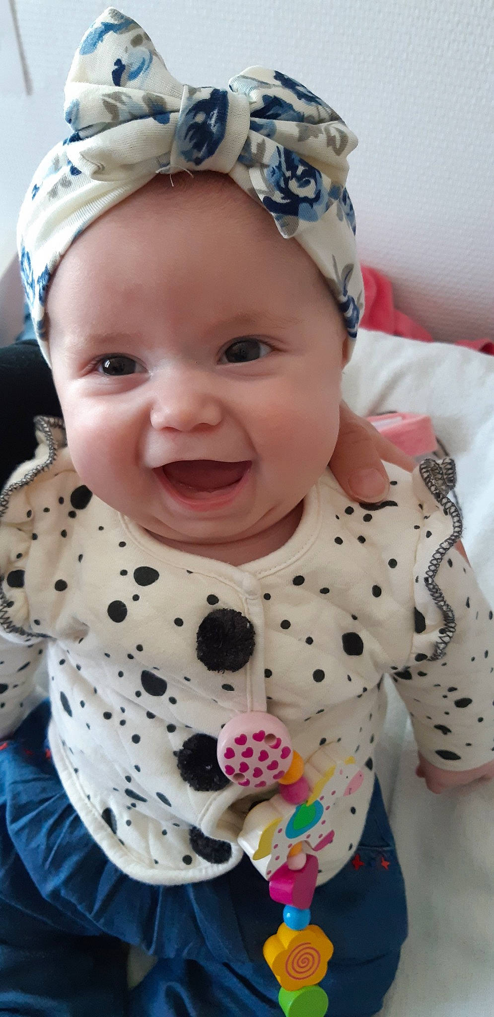 Emma a rejoint le concours — aidez-le/la à gagner de superbes lots ! baby, baby_toddler_clothing, cheek, child, face, fashion_accessory, hair_accessory, head, headband, headgear, pattern, person, smile, toddler