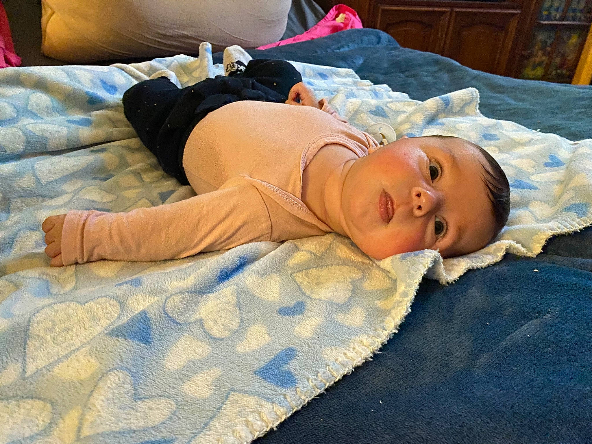 Rebecca a rejoint le concours — aidez-le/la à gagner de superbes lots ! abdomen, bed, bed_sheet, bedding, bedroom, bedtime, blanket, child, comfort, elbow, event, flooring, human_leg, knee, leisure, linens, nap, person, room, sleep