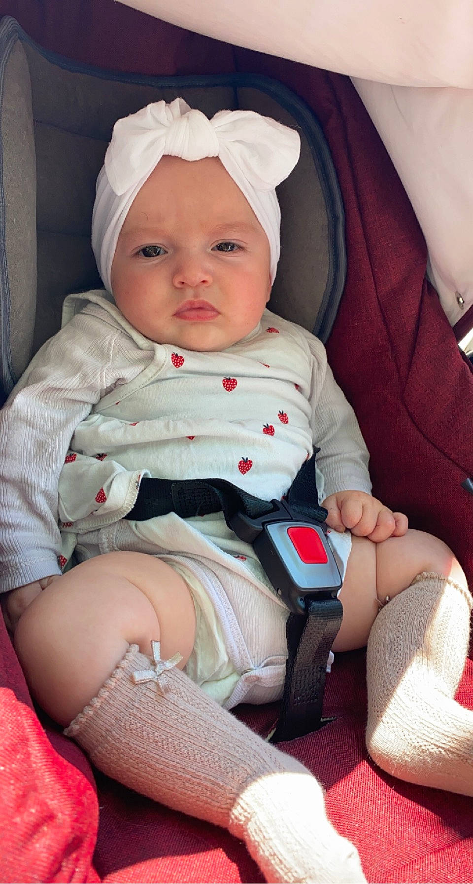 Alya participe au concours pour gagner de l'argent avec cette photo : baby, baby_toddler_clothing, cheek, child, chin, comfort, eye, face, finger, headwear, human_leg, knee, leg, mouth, person, pink, skin, sleeve, thigh, thumb