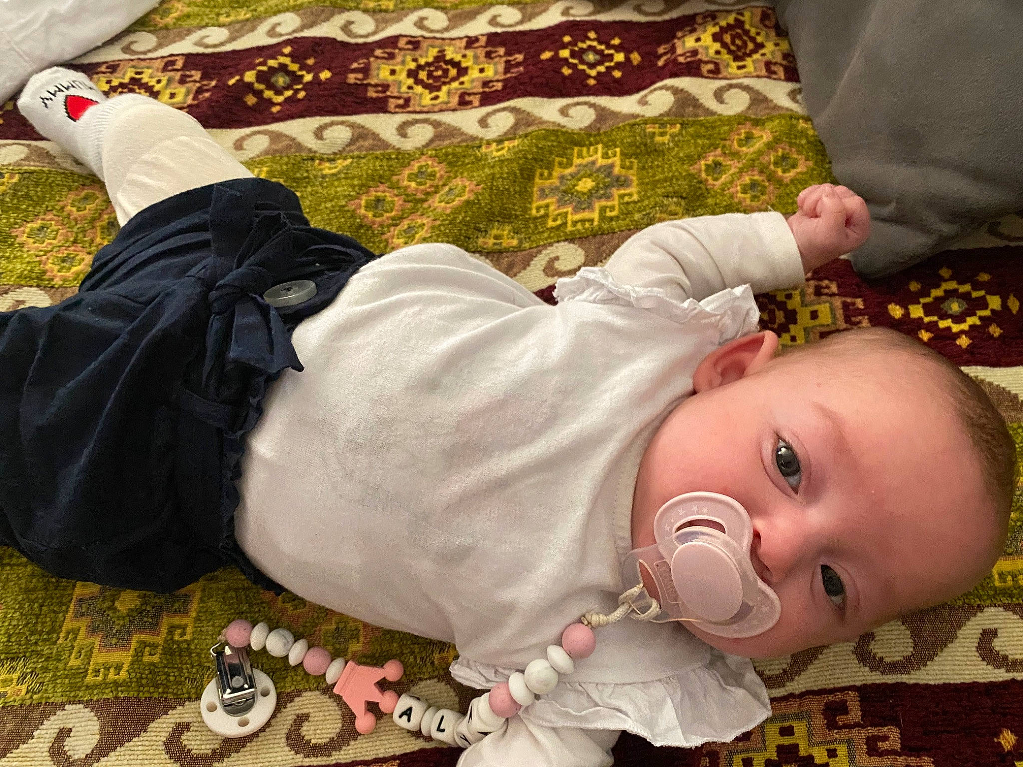 Alya a rejoint le concours — aidez-le/la à gagner de superbes lots ! arm, baby, baby_products, baby_toddler_clothing, child, comfort, facial_expression, finger, foot, grass, hand, happy, human_body, human_leg, pattern, person, skin, sleeve, smile, toddler