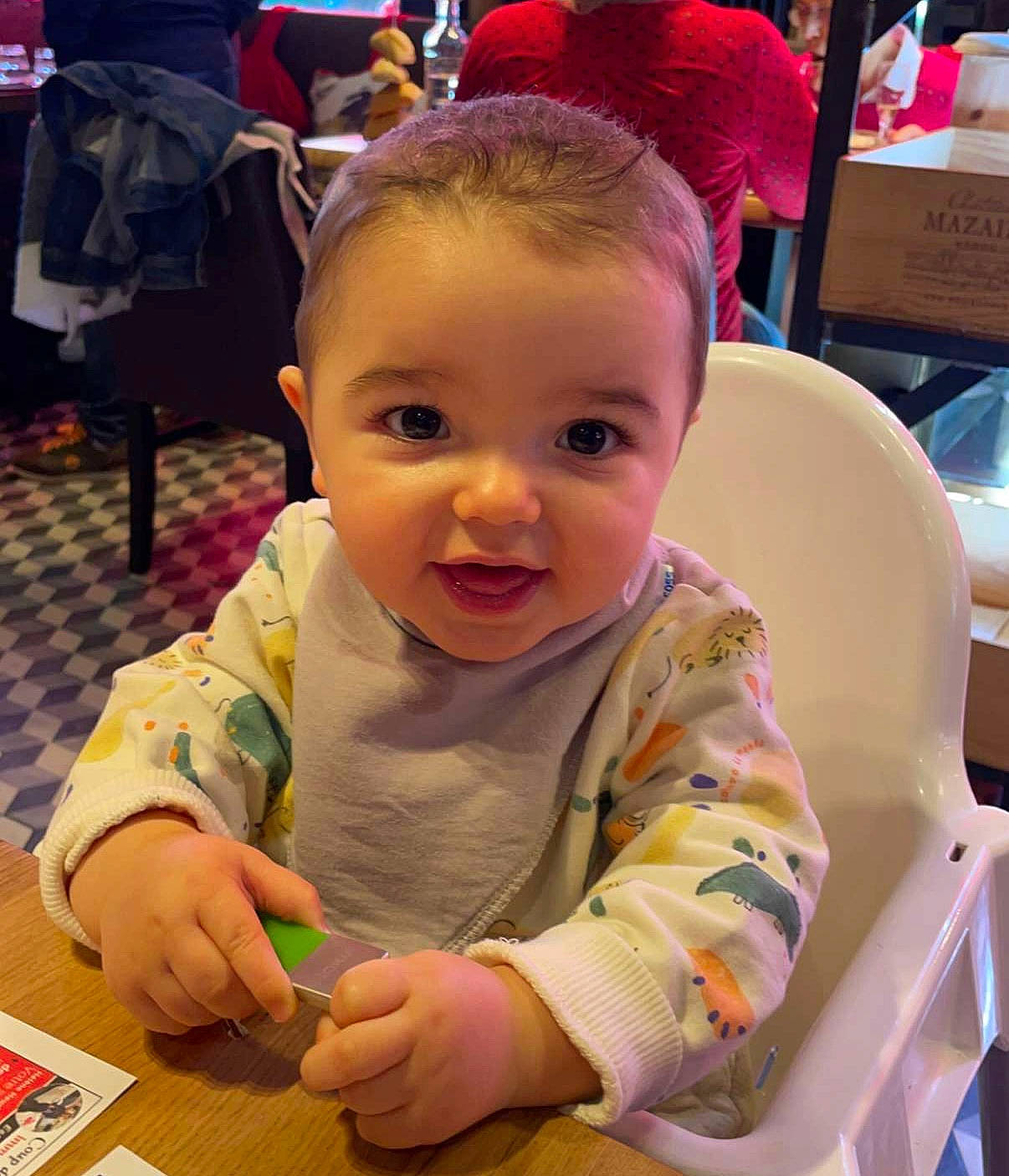 Malo participe au concours pour gagner de l'argent avec cette photo : baby, chair, cheek, child, event, flooring, fun, hairstyle, happy, iris, kindergarten, lap, leisure, person, play, sitting, skin, smile, t_shirt, toddler