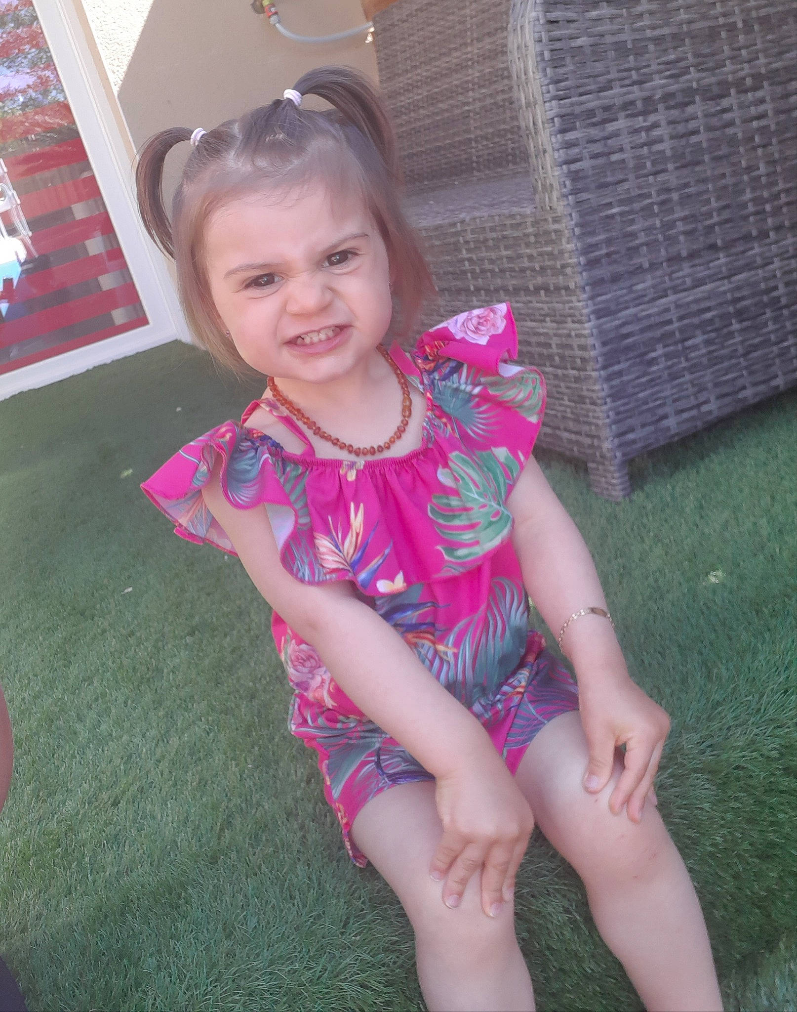 Cataleya a rejoint le concours — aidez-le/la à gagner de superbes lots ! baby_toddler_clothing, child, face, fun, grass, hair, hairstyle, happy, head, human_leg, knee, leg, leisure, magenta, person, pink, skin, smile, thigh, thumb