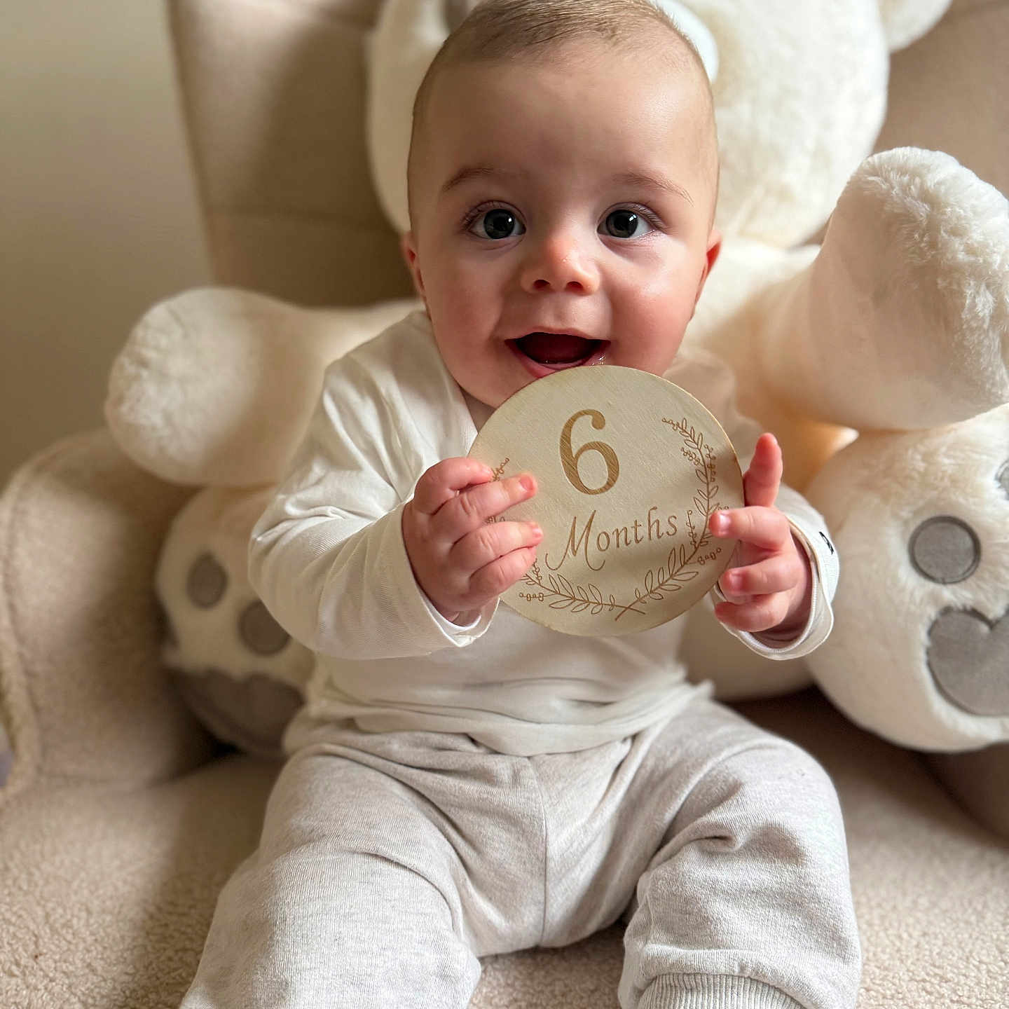 Ezio participe au concours pour gagner de l'argent avec cette photo : 6_months, baby, chair, child, clothing, cute, face, happy, indoor, infant, pants, plush_toy, portrait, sitting, smiling, sock, soft_texture, teddy_bear, white_shirt, wooden_plaque
