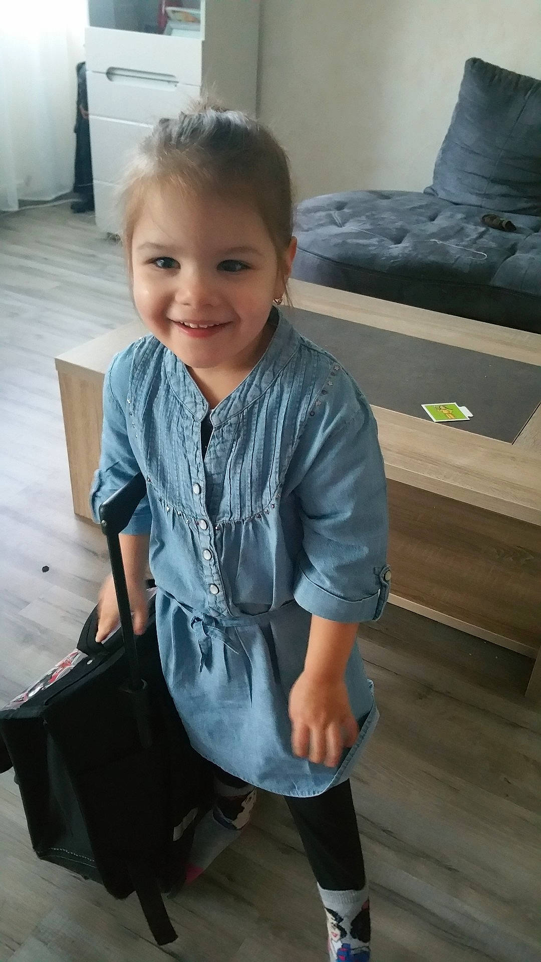 Giulia a rejoint le concours — aidez-le/la à gagner de superbes lots ! child, cool, day, fun, girl, jeans, joy, leg, outerwear, person, product, shoe, shoulder, sitting, sleeve, smile, standing, t_shirt, textile, toddler