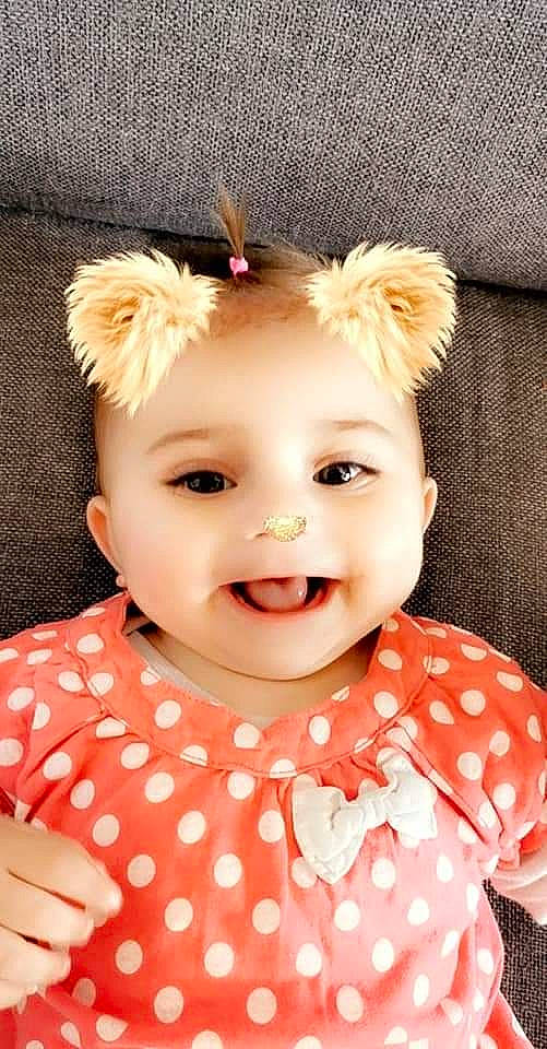 Jade participe au concours pour gagner de l'argent avec cette photo : baby, cheek, child, child_model, design, ear, eye, face, forehead, hair, head, joy, lip, mouth, nose, pattern, person, pink, polka_dot, skin