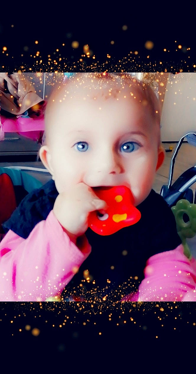 Jade a rejoint le concours — aidez-le/la à gagner de superbes lots ! baby, cheek, child, ear, eye, face, fun, happy, head, lip, mouth, nose, person, photography, pink, play, skin, smile, snapshot, toddler