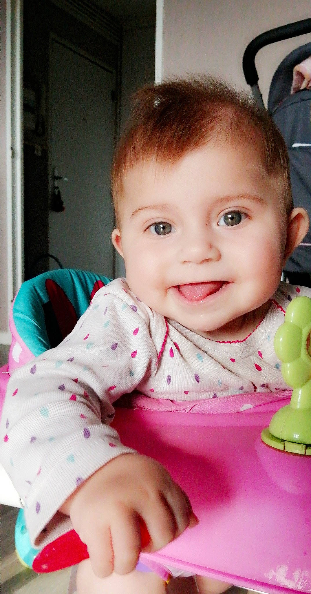 Jade a rejoint le concours — aidez-le/la à gagner de superbes lots ! baby, baby_toddler_clothing, beauty, cheek, child, ear, eye, face, head, iris, joy, lip, nose, person, pink, play, sitting, skin, smile, toddler