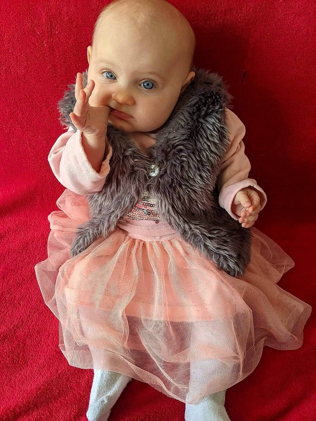 Cataleya a rejoint le concours — aidez-le/la à gagner de superbes lots ! baby, baby_toddler_clothing, baby_toys, brown_hair, cheek, costume, doll, eyelash, fashion_design, fur, iris, neck, peach, person, pink, ruffle, sitting, skin, sleeve, toy