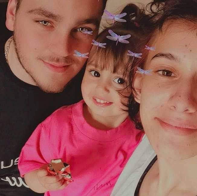 Lahouna a rejoint le concours — aidez-le/la à gagner de superbes lots ! cheek, chin, ear, eye, eyebrow, face, forehead, gesture, hairstyle, happy, head, interaction, iris, joy, lip, nose, organ, person, pink, sharing