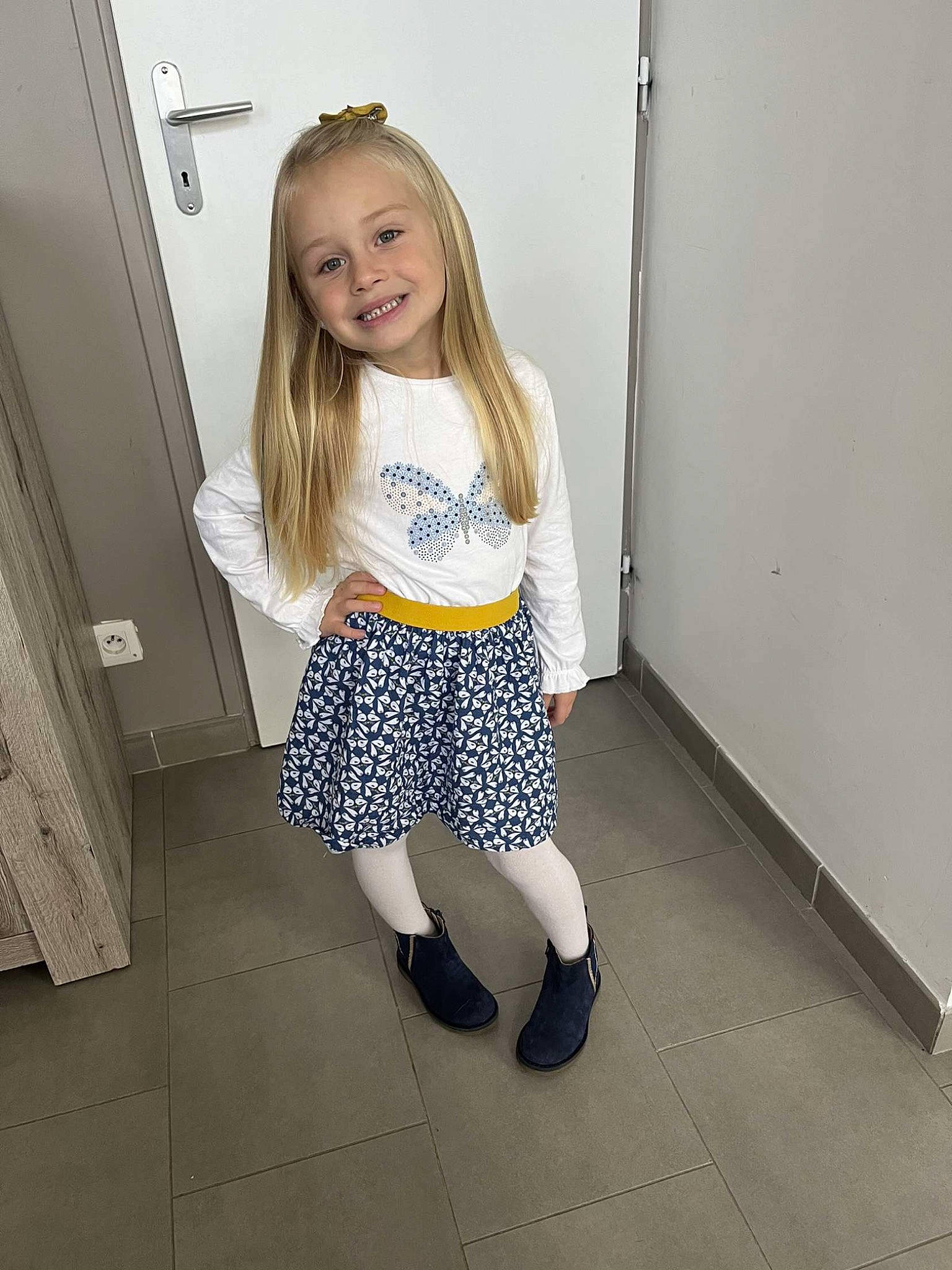 Lalie participe au concours pour gagner de l'argent avec cette photo : blond, fashion_design, flooring, fun, hair, happy, human_leg, joint, joy, knee, long_hair, pattern, person, shoulder, sleeve, smile, sock, t_shirt, thigh, toddler