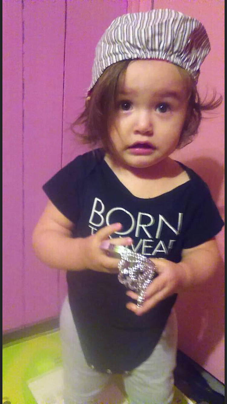 Aliana is registered to the contest to win money with this photo: arm, cap, child, child_model, clothing, cool, fashion_accessory, forehead, hair_accessory, head, headband, headgear, headpiece, headwear, person, t_shirt, tiara, toddler