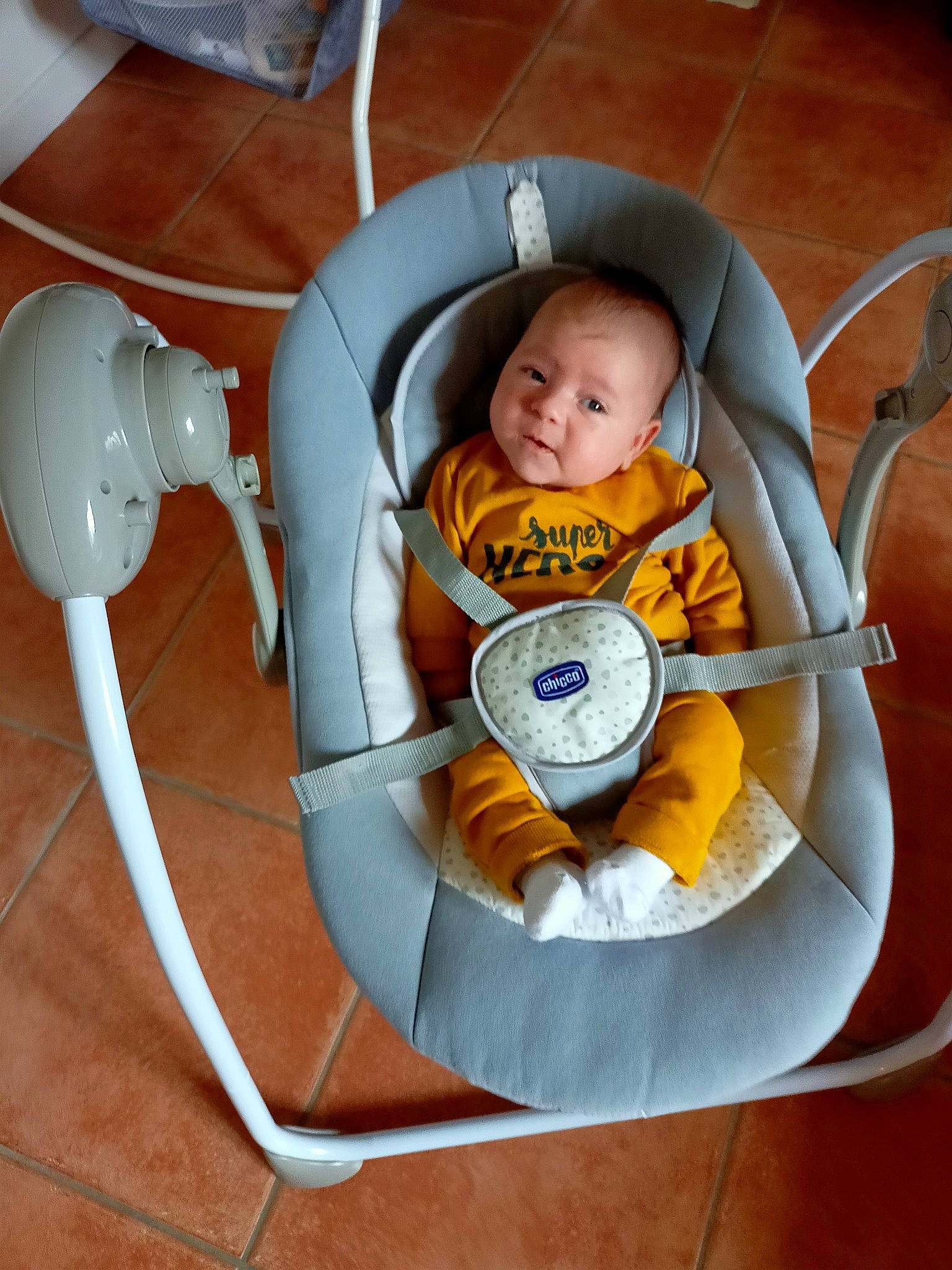 Eliott participe au concours pour gagner de l'argent avec cette photo : audio_equipment, auto_part, baby, baby_carriage, baby_products, baby_safety, baby_toddler_clothing, baby_toys, child, comfort, eye, gadget, gas, hearing, mammal, person, product, room, sitting, toddler